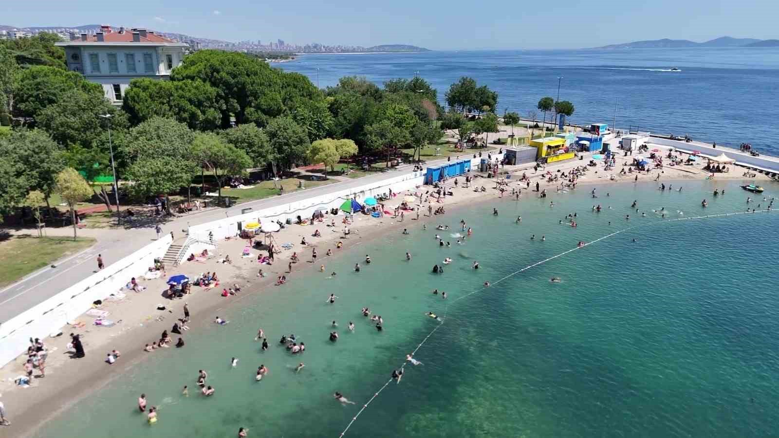 İstanbul’da sıcak hava sahillere akın ettirdi: Caddebostan’da deniz keyfi dronla görüntülendi