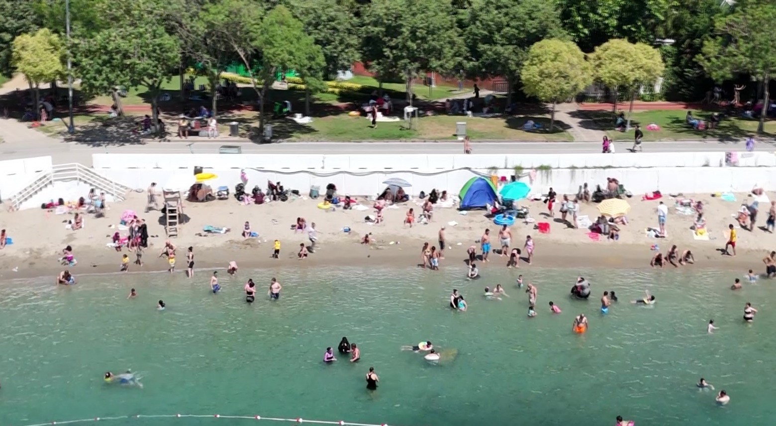 İstanbul’da sıcak hava sahillere akın ettirdi: Caddebostan’da deniz keyfi dronla görüntülendi