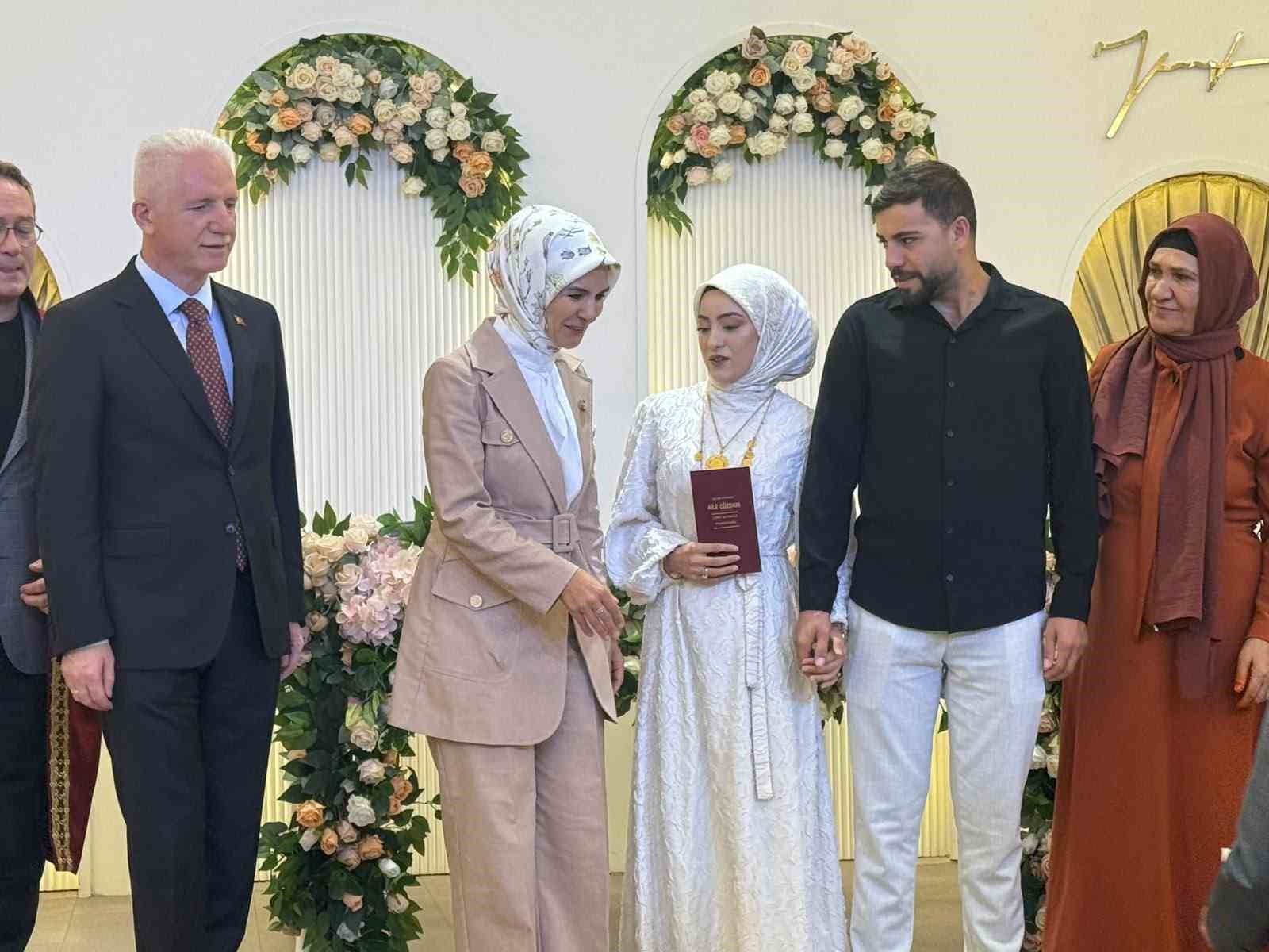 Aile ve Sosyal Hizmetler Bakanı Göktaş, evlilik kredisi desteğinden faydalanan çiftin nikah şahidi oldu