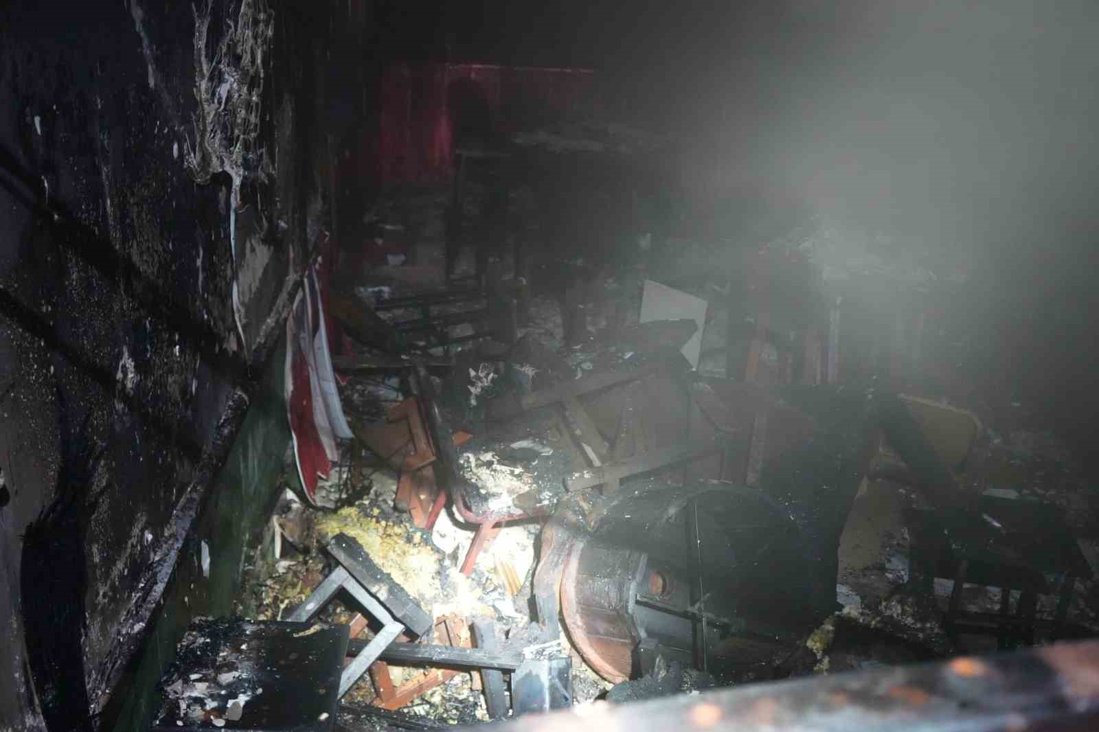 Zabıtanın yer işgali uyarısına kızdı, dükkanını ateşe verdi