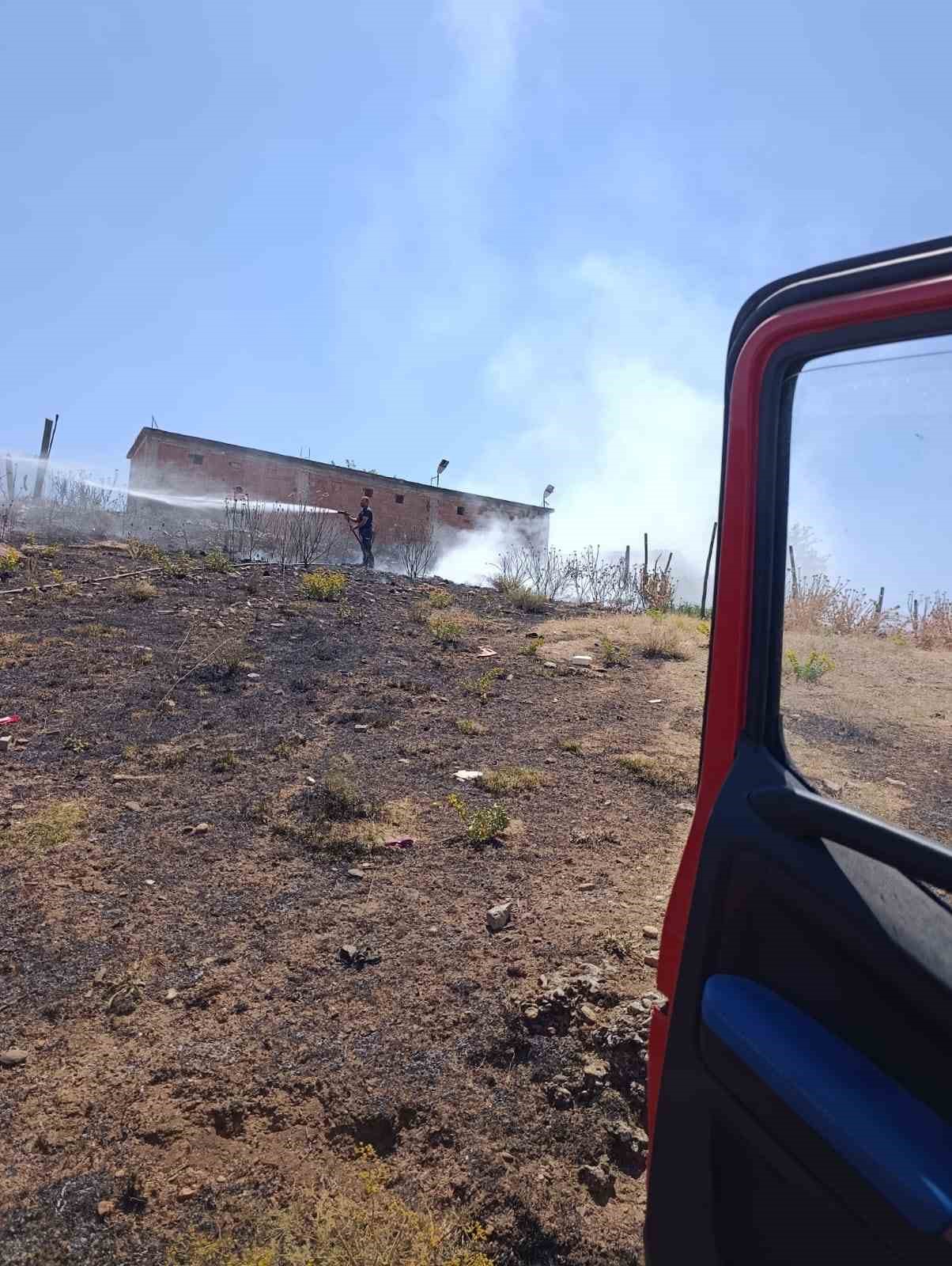 Kurtalan’da anız yangını bahçelere sıçradı