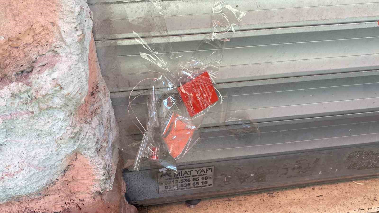 Mühürlü boş dükkandan yayılan kötü koku ekipleri harekete geçirdi