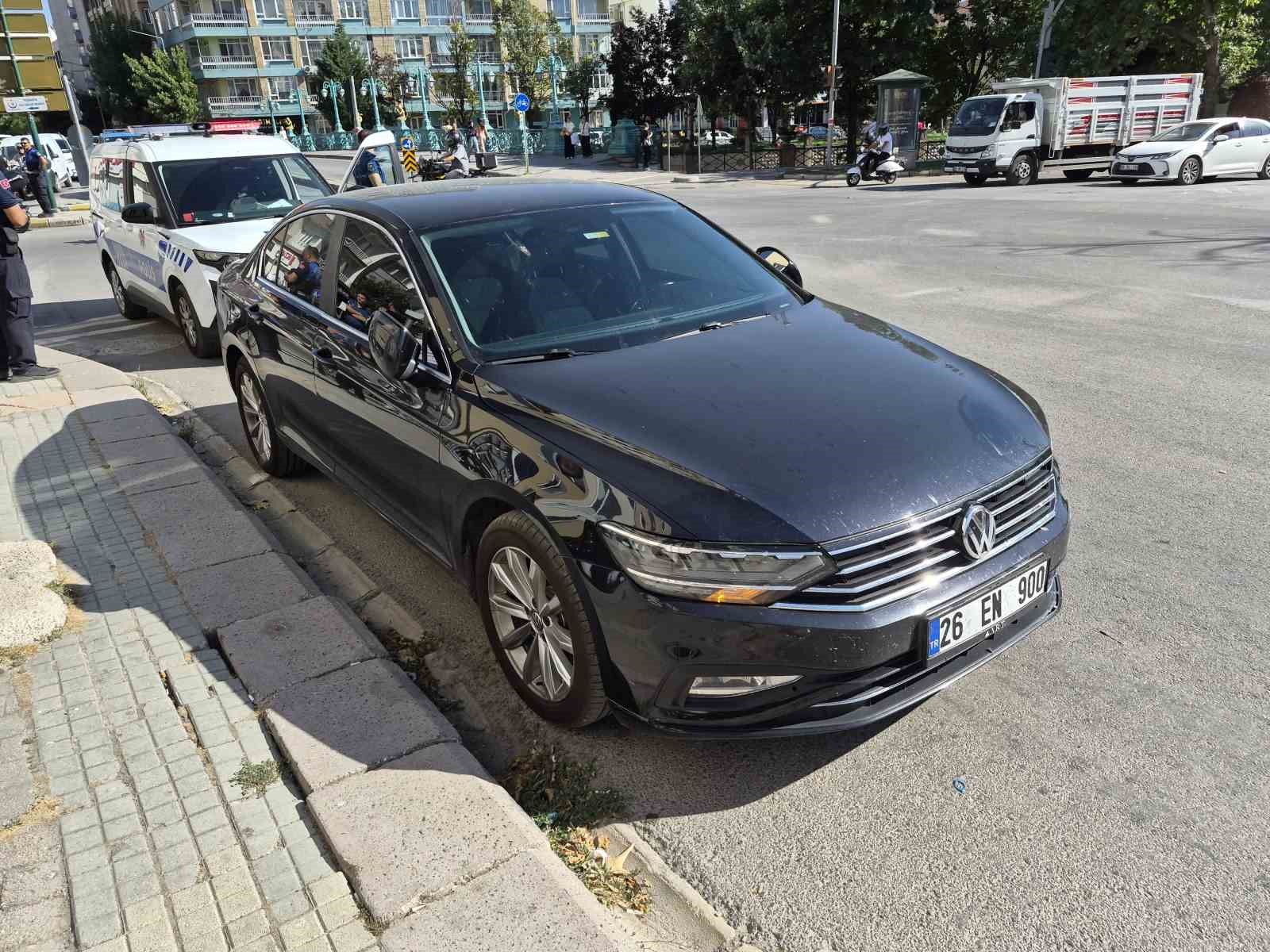 Otomobille çarpışan motosikletli trafik zabıtası yaralandı