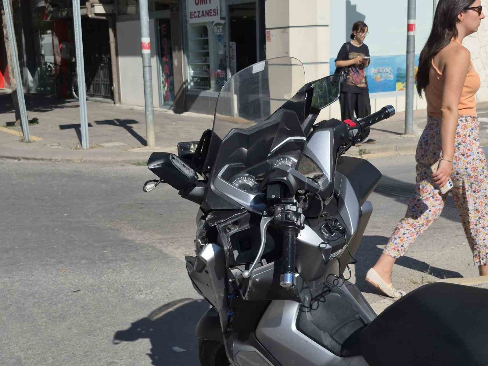 Otomobille çarpışan motosikletli trafik zabıtası yaralandı