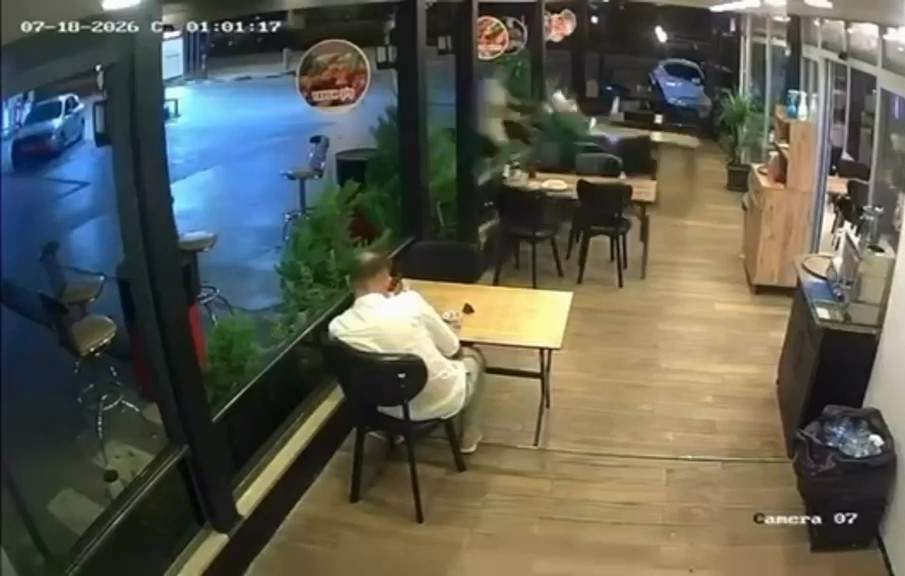 Motosiklet lokantada oturan müşteriye çarptı