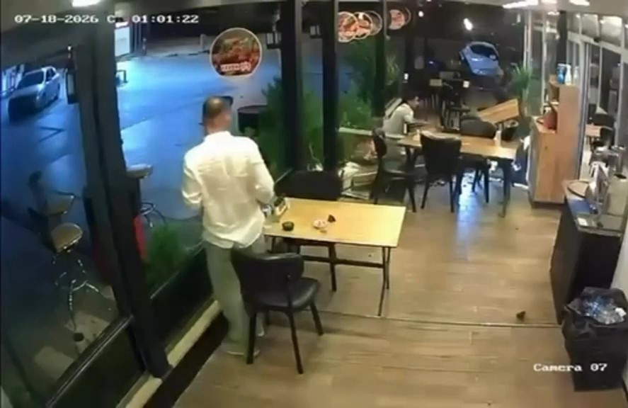 Motosiklet lokantada oturan müşteriye çarptı