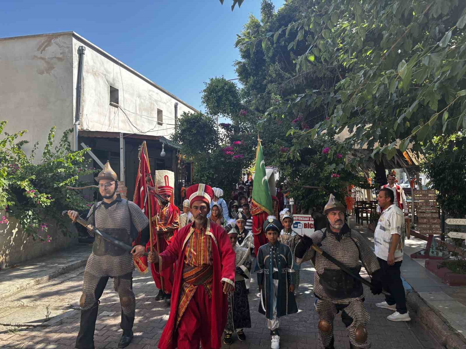 Sünnet çocukları mehteran eşliğinde tarihi sokaklarda yürüdü