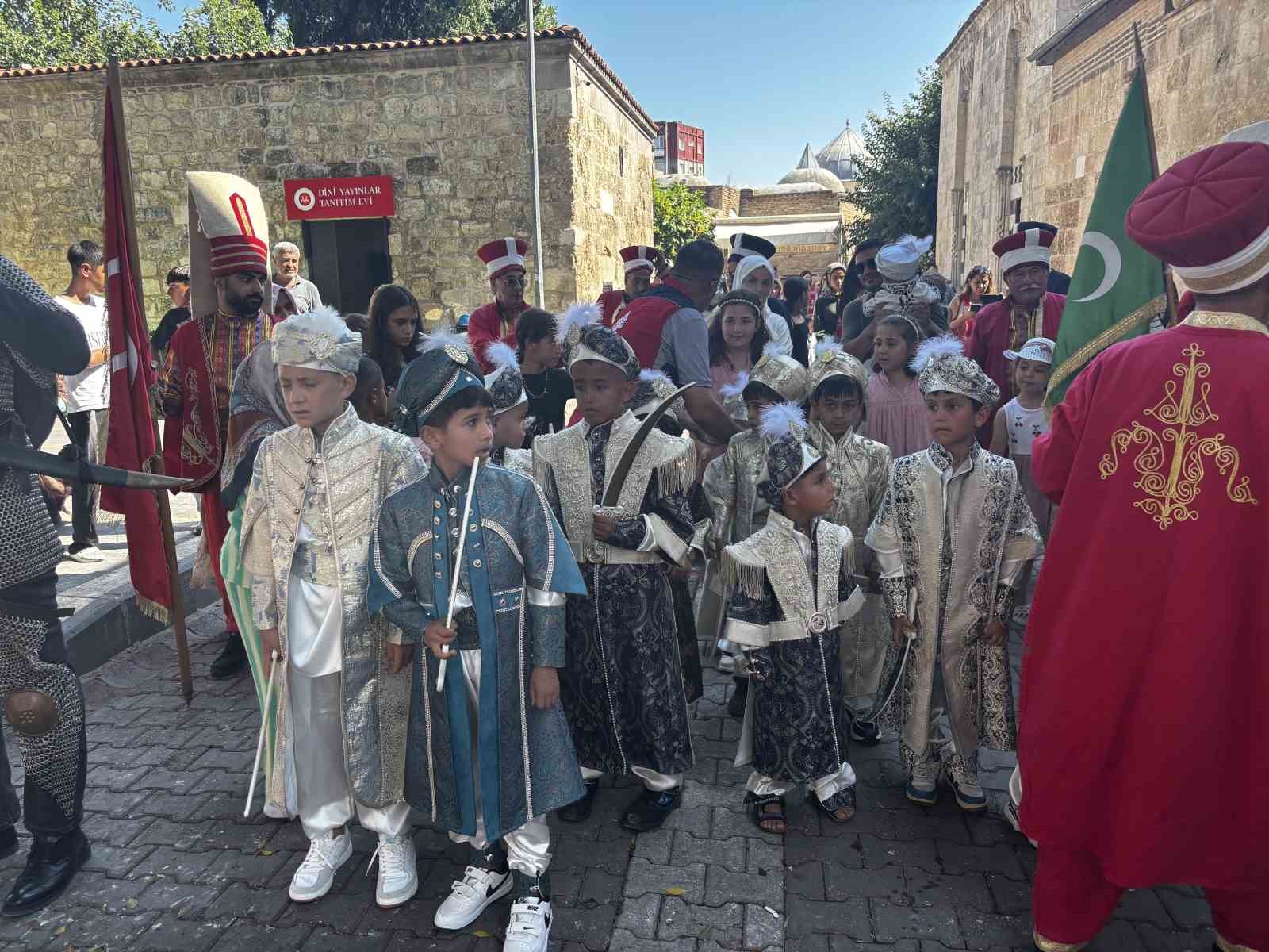 Sünnet çocukları mehteran eşliğinde tarihi sokaklarda yürüdü