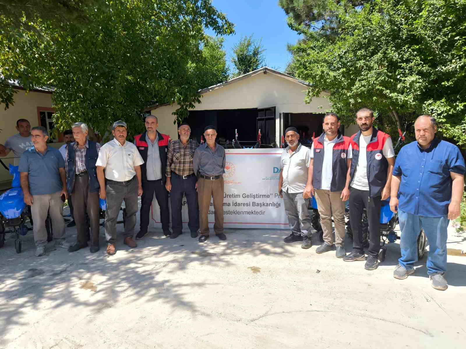 Elazığ’da çiftçilere çapa makinesi dağıtıldı