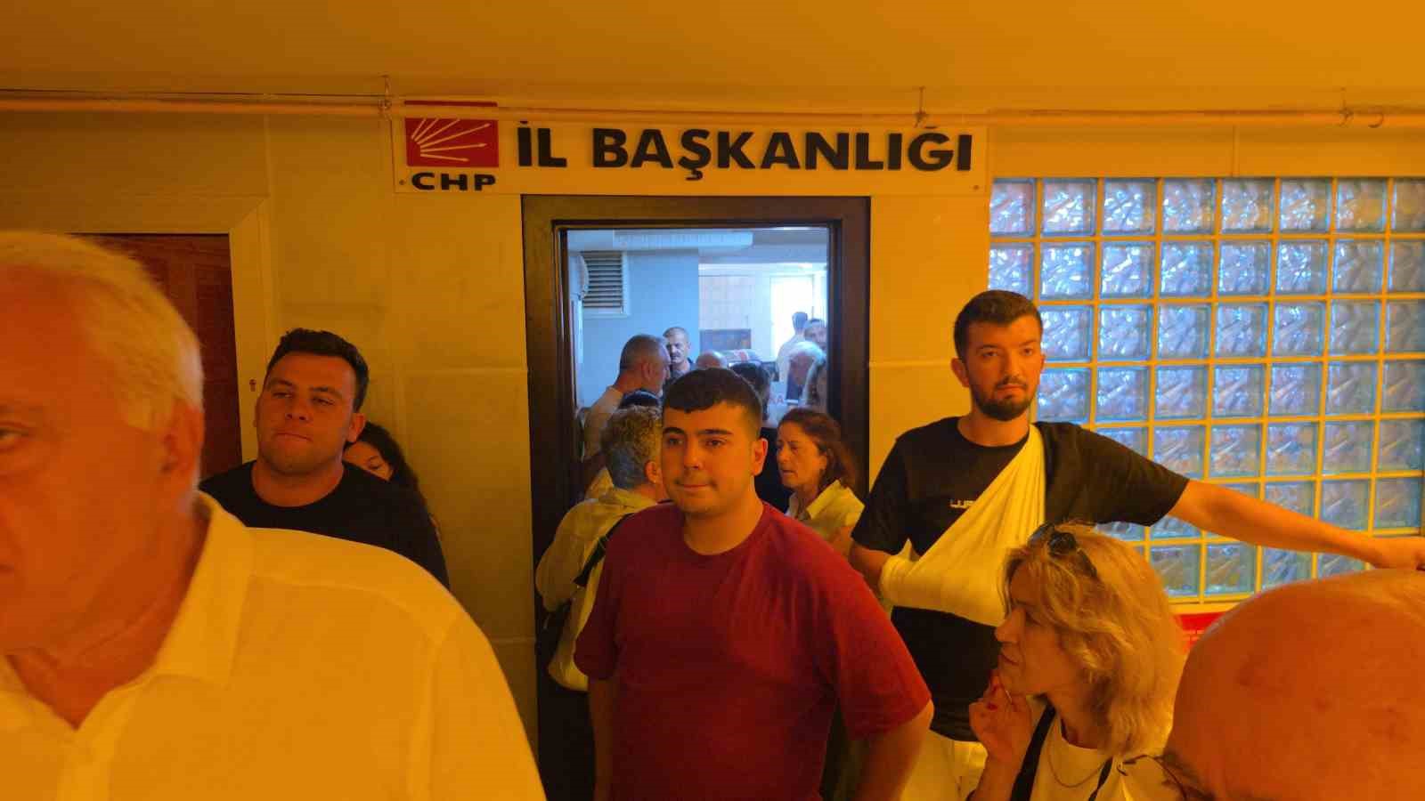 Görevden alınan CHP Samsun yönetimi il binasını boşalttı