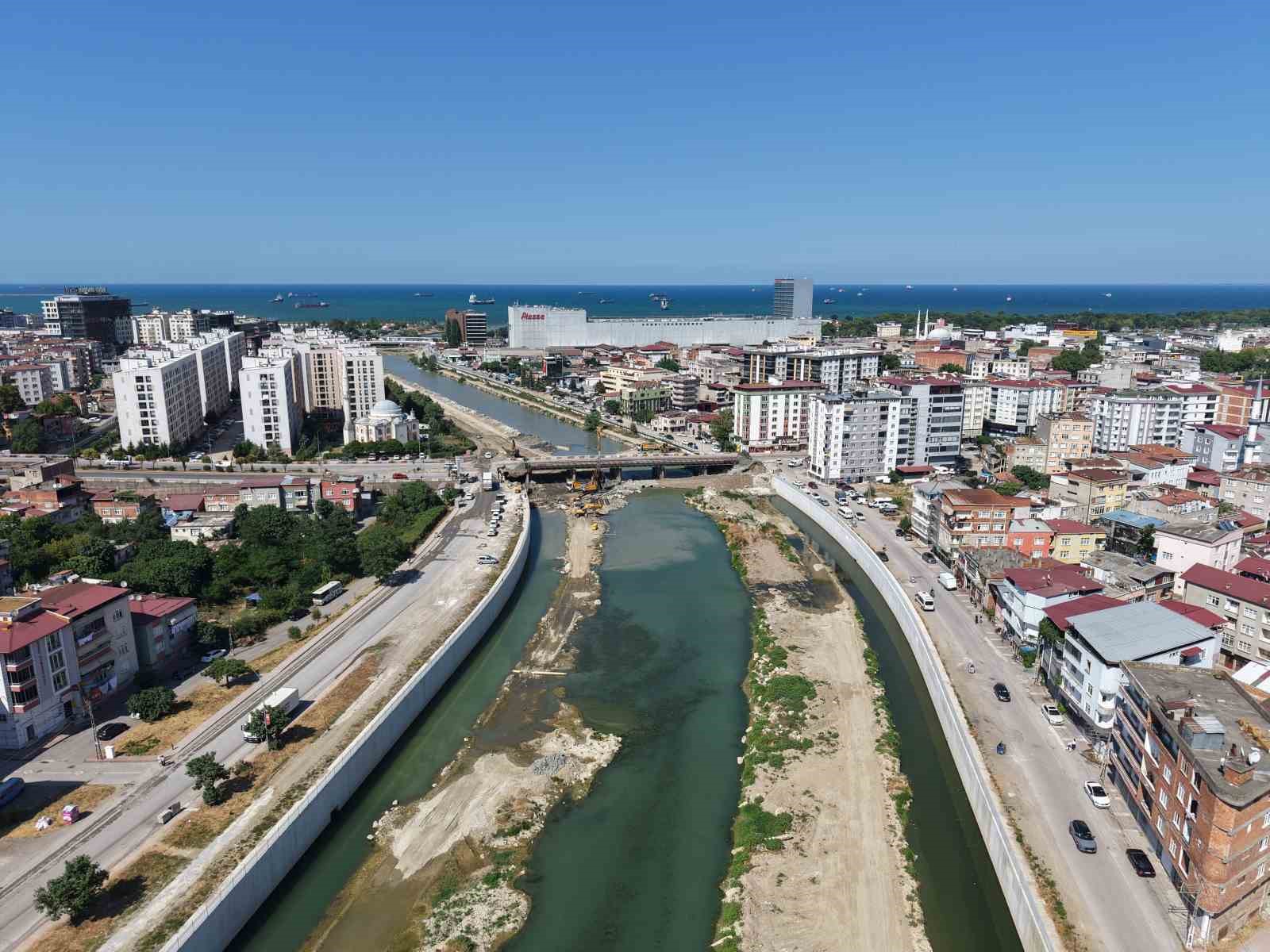 Samsun’da köprü tedbir amaçlı trafiğe kapatıldı