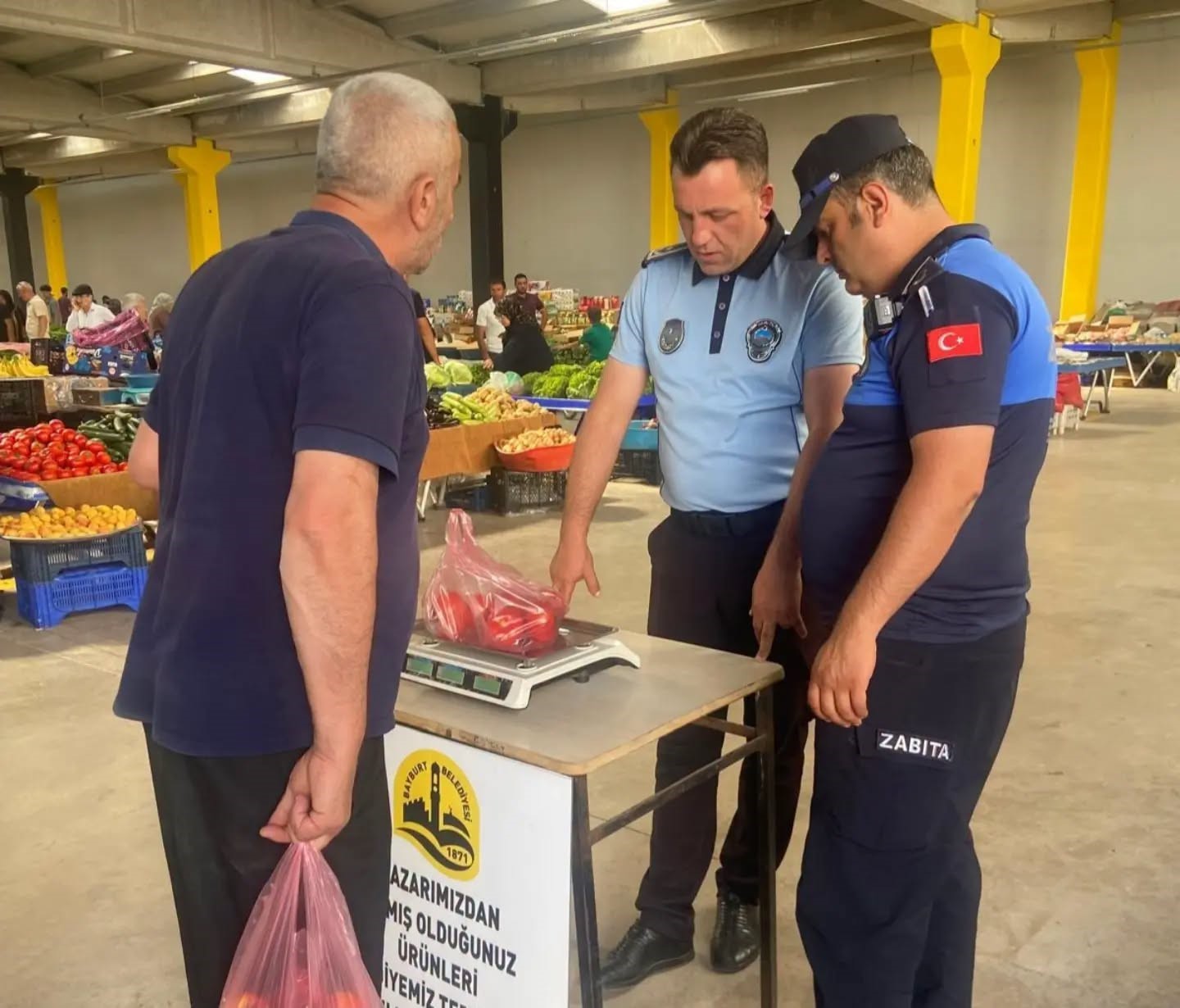 Kapalı halk pazarı otoparkı hizmete açıldı