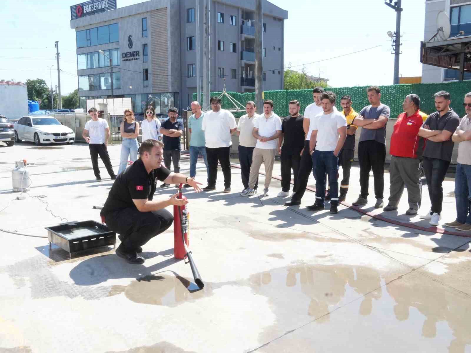 Akaryakıt istasyonu çalışanlarına yangın güvenliği eğitimi