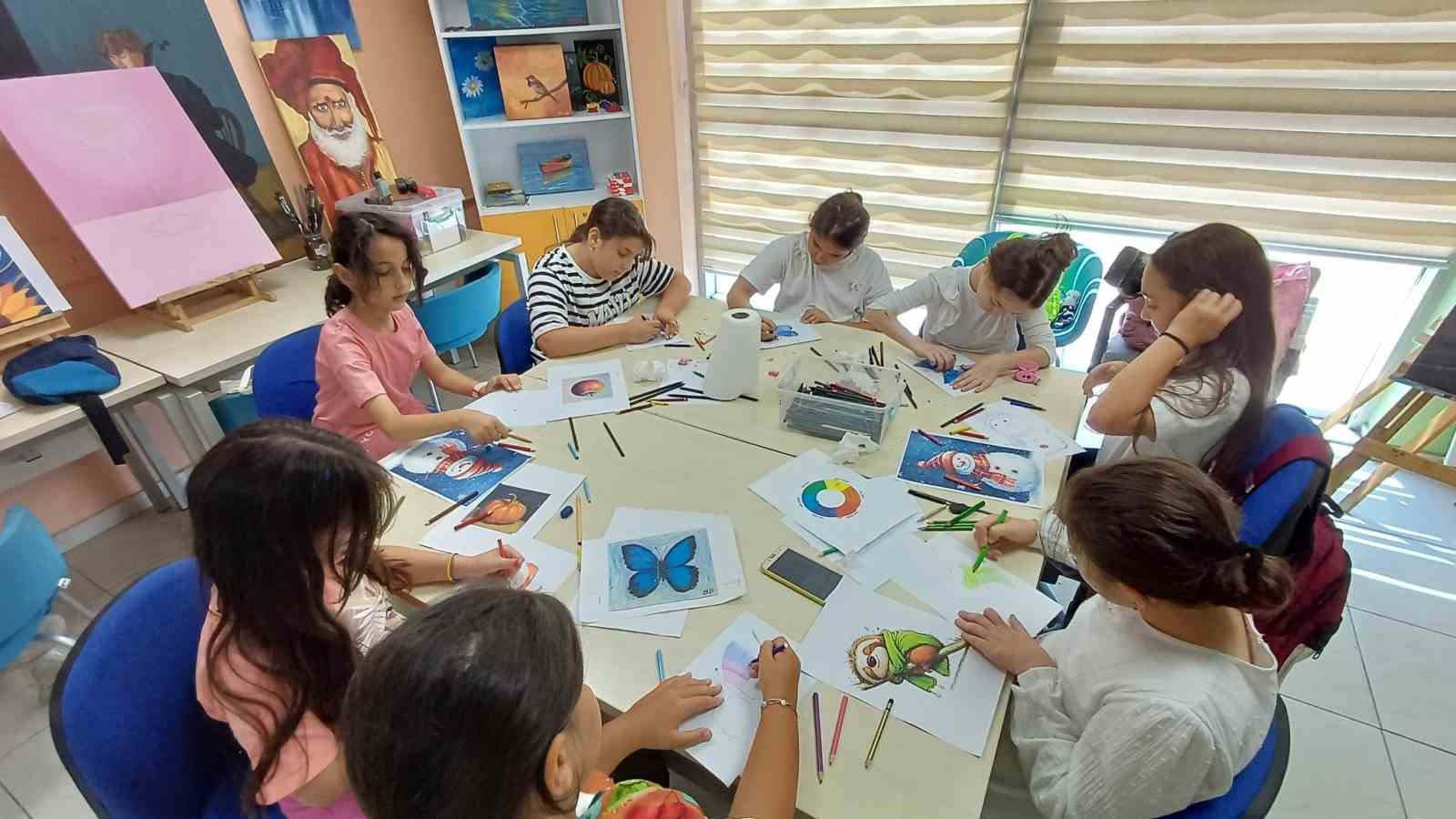 Yaz kulübünde eğitici ve eğlenceli etkinlikler sürüyor