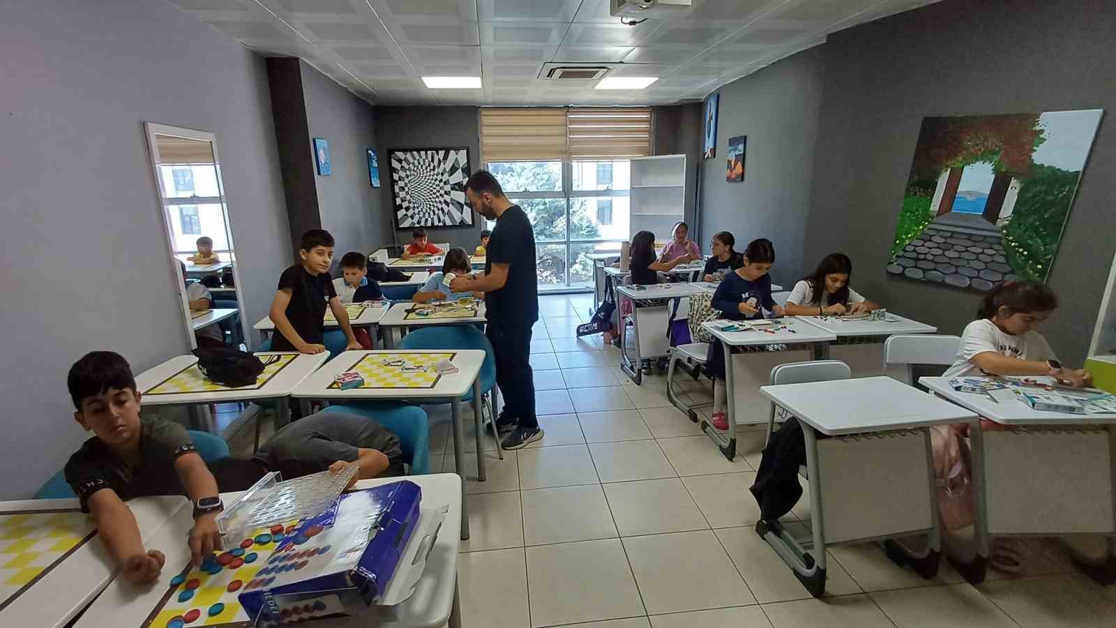 Yaz kulübünde eğitici ve eğlenceli etkinlikler sürüyor