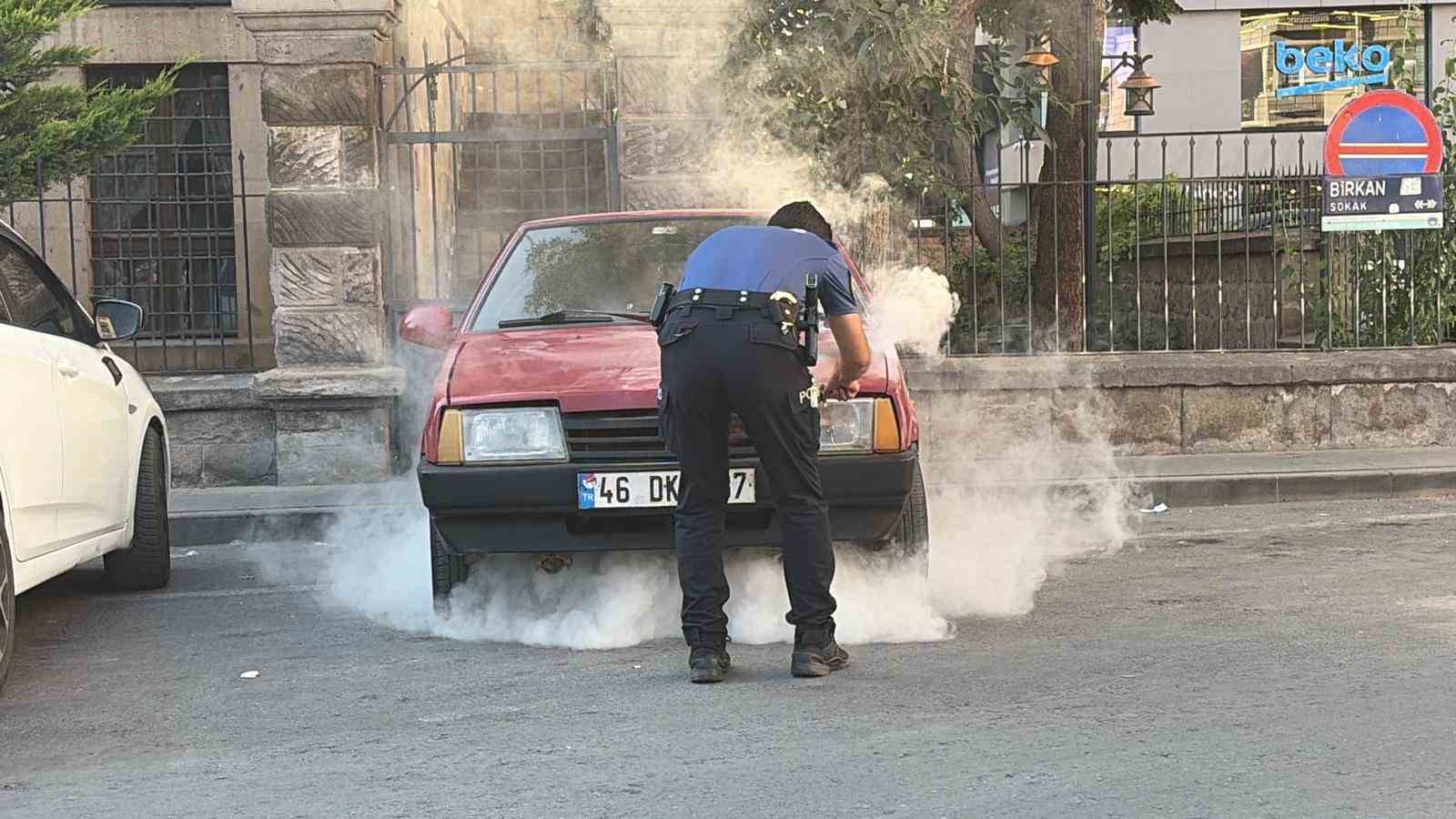 Kayseri’de park halindeki otomobilde yangın