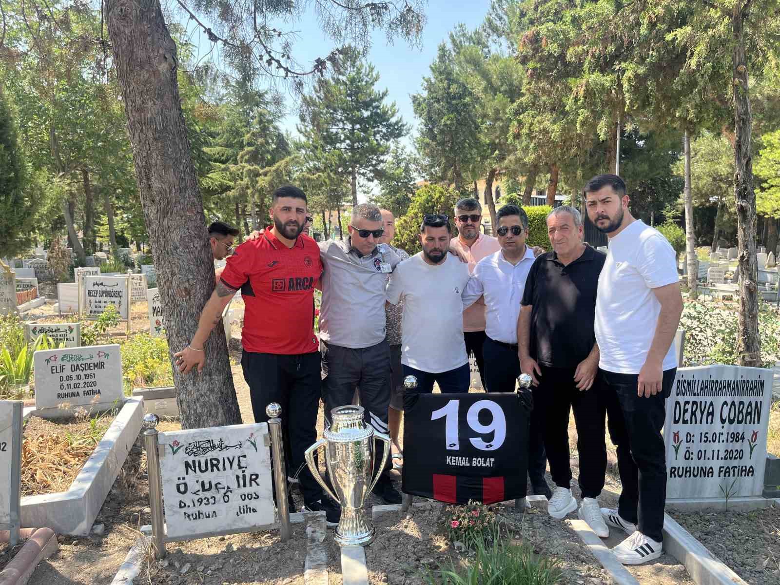Çorum FK’nın şampiyonluk kupası, emektar gazetecisinin kabrine götürüldü