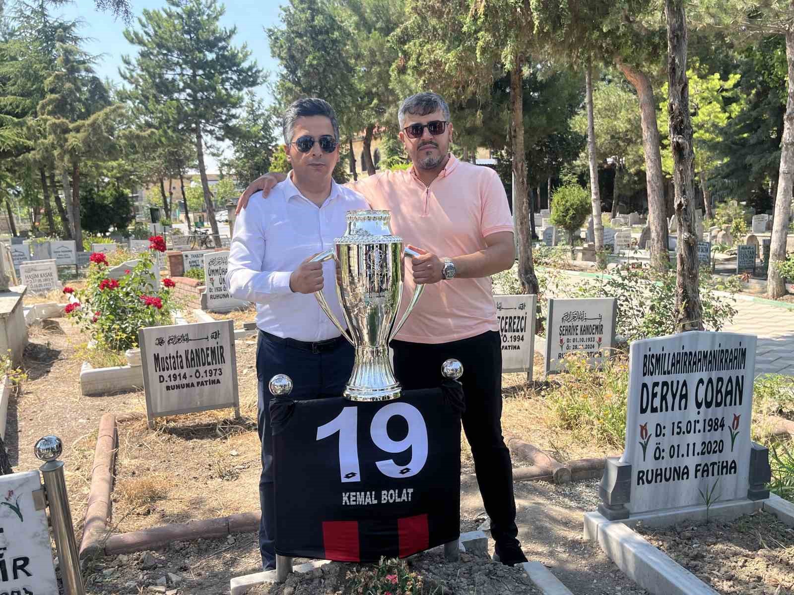 Çorum FK’nın şampiyonluk kupası, emektar gazetecisinin kabrine götürüldü