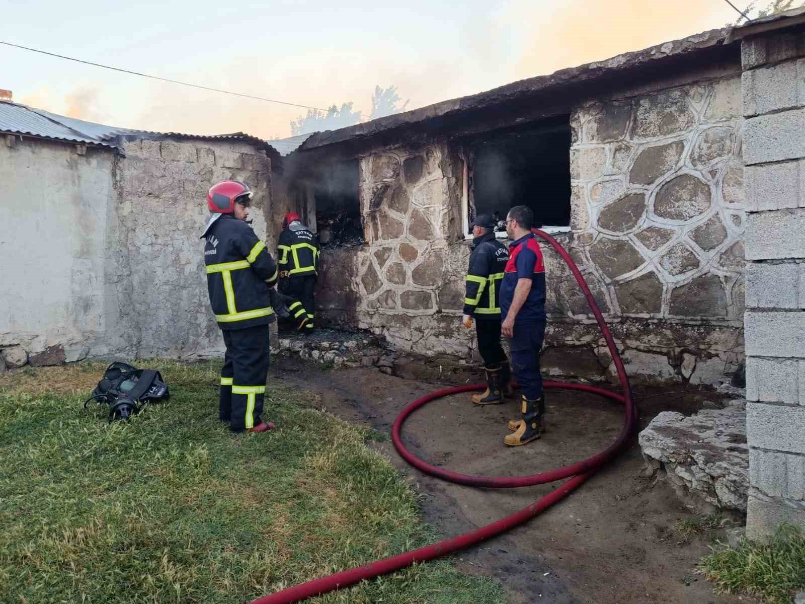 Yangına uykuda yakalanan 22 kişilik aile kurtarıldı