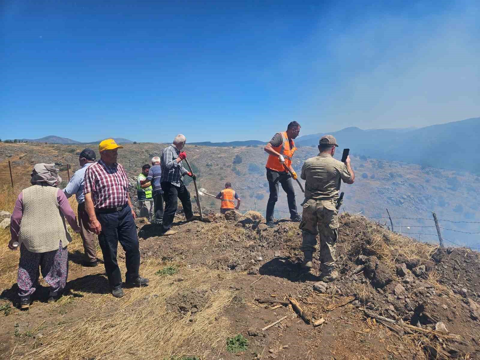 Ordu’da tarım arazisinde çıkan yangında 5 samanlık yandı