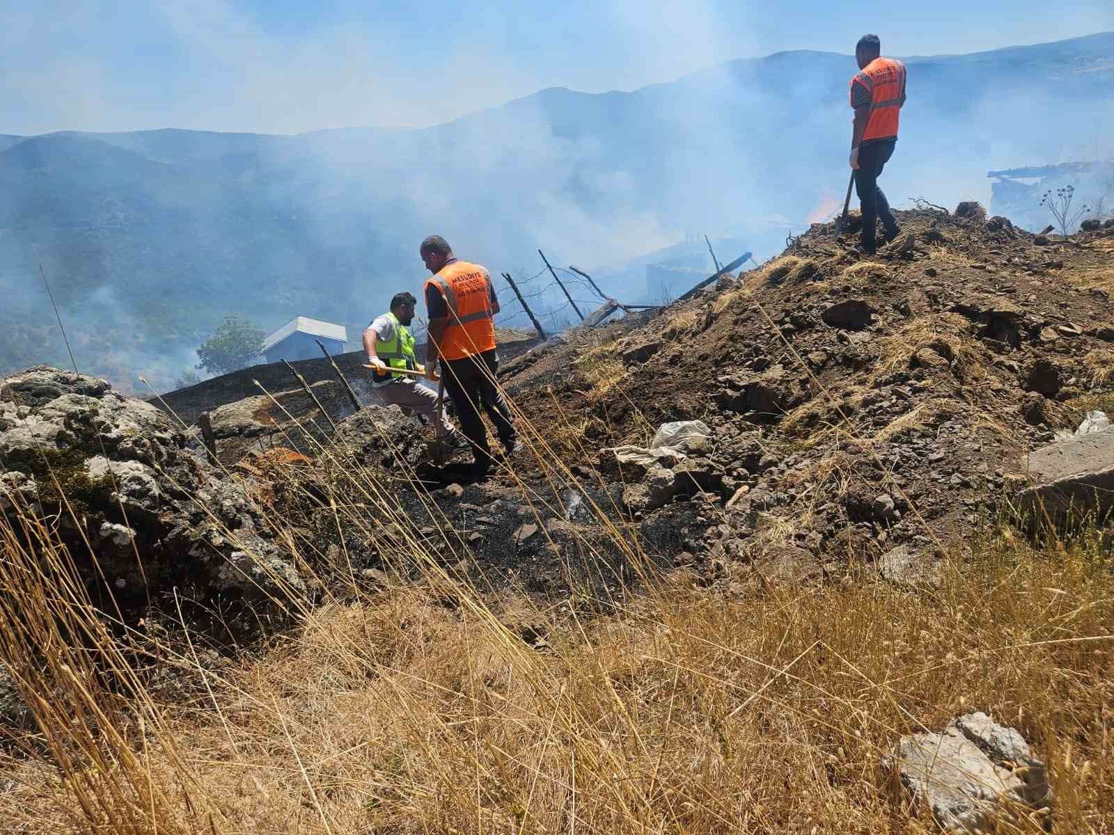 Ordu’da tarım arazisinde çıkan yangında 5 samanlık yandı