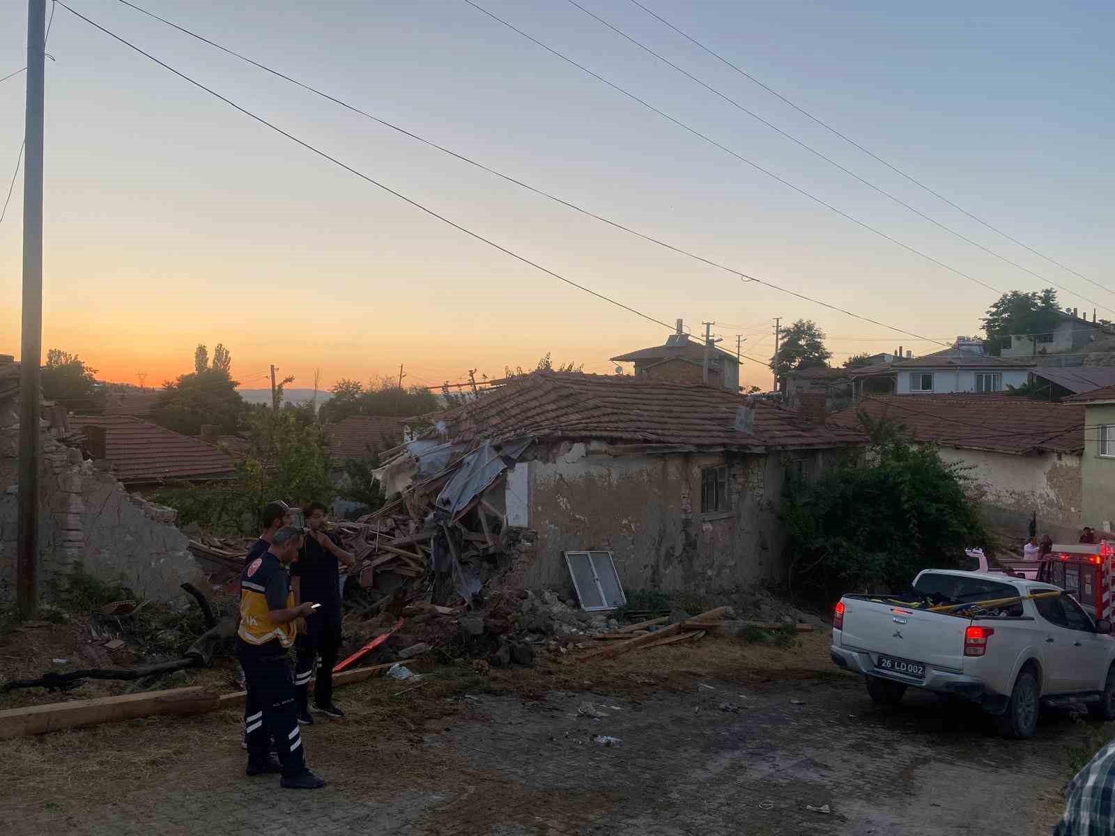 Eskişehir’de yangından dönen itfaiye aracı eve çarptı: 3 itfaiye eri yaralı