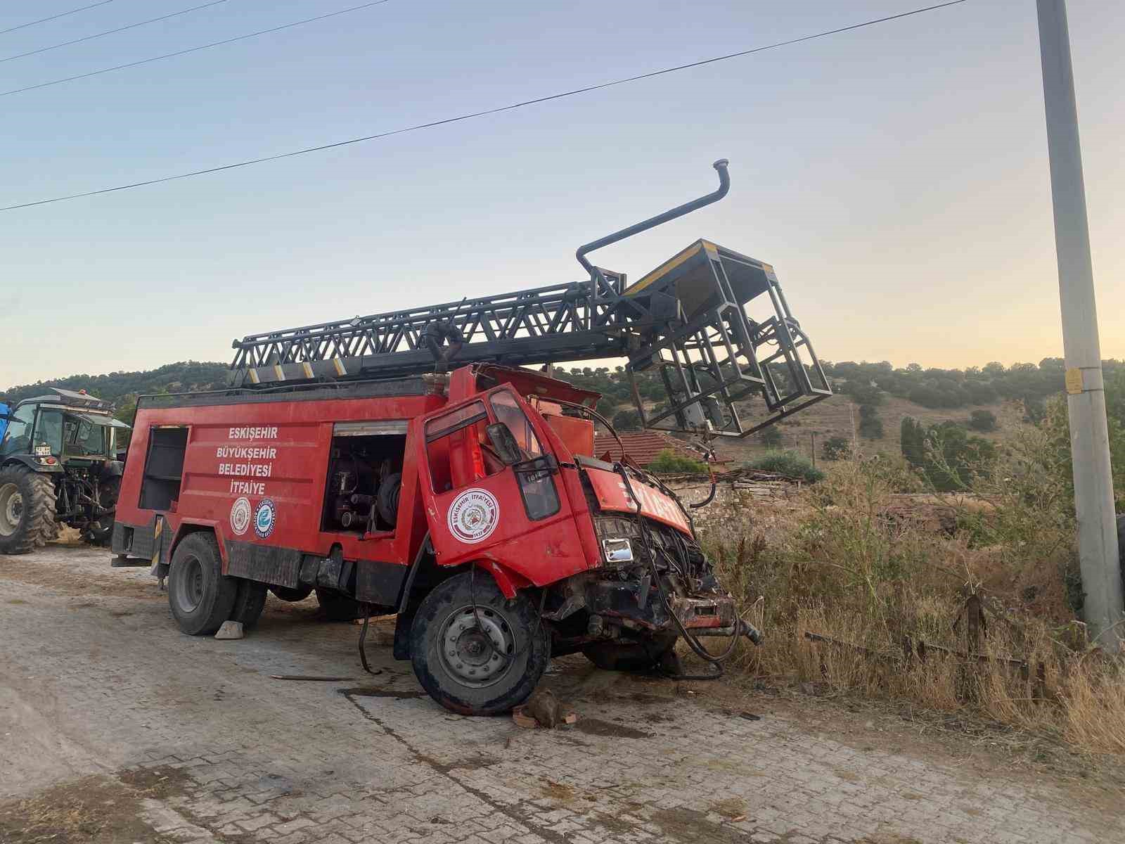 Eskişehir’de yangından dönen itfaiye aracı eve çarptı: 3 itfaiye eri yaralı