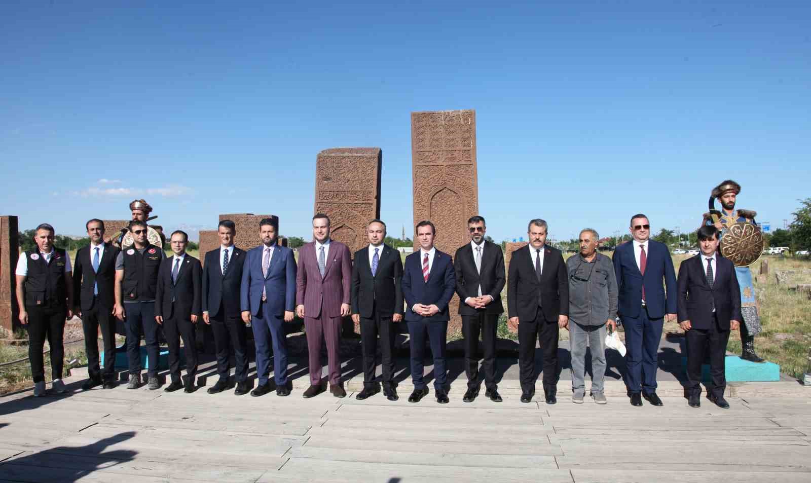 Bakan Yardımcısı Demiralp, Ahlat’ta Selçuklu Mezarlığı’nı ziyaret etti