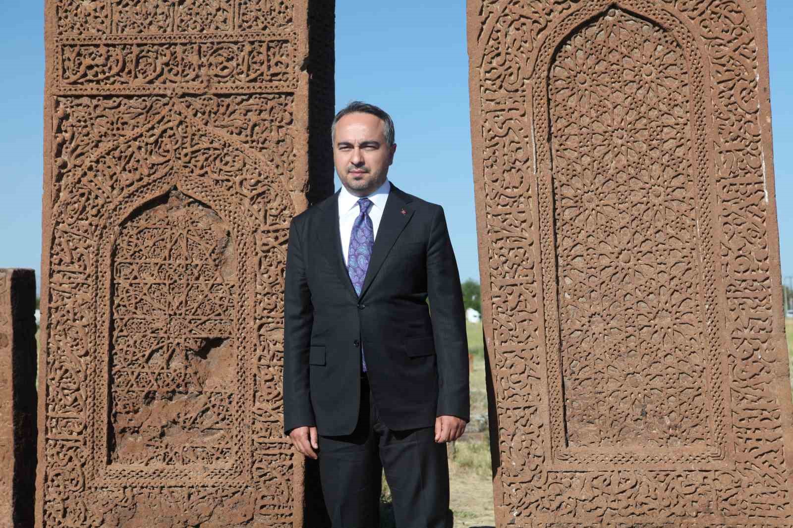 Bakan Yardımcısı Demiralp, Ahlat’ta Selçuklu Mezarlığı’nı ziyaret etti