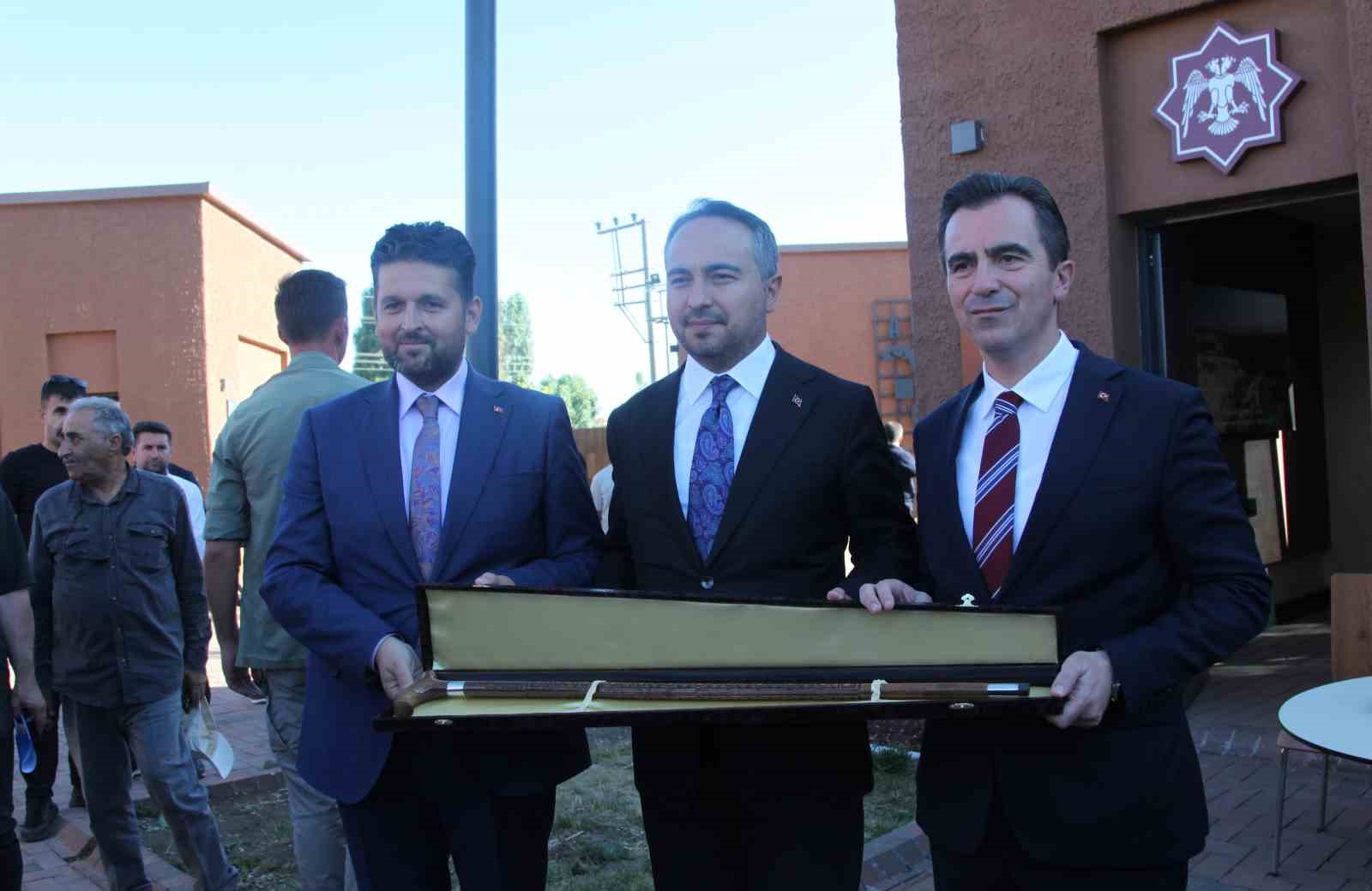 Bakan Yardımcısı Demiralp, Ahlat’ta Selçuklu Mezarlığı’nı ziyaret etti