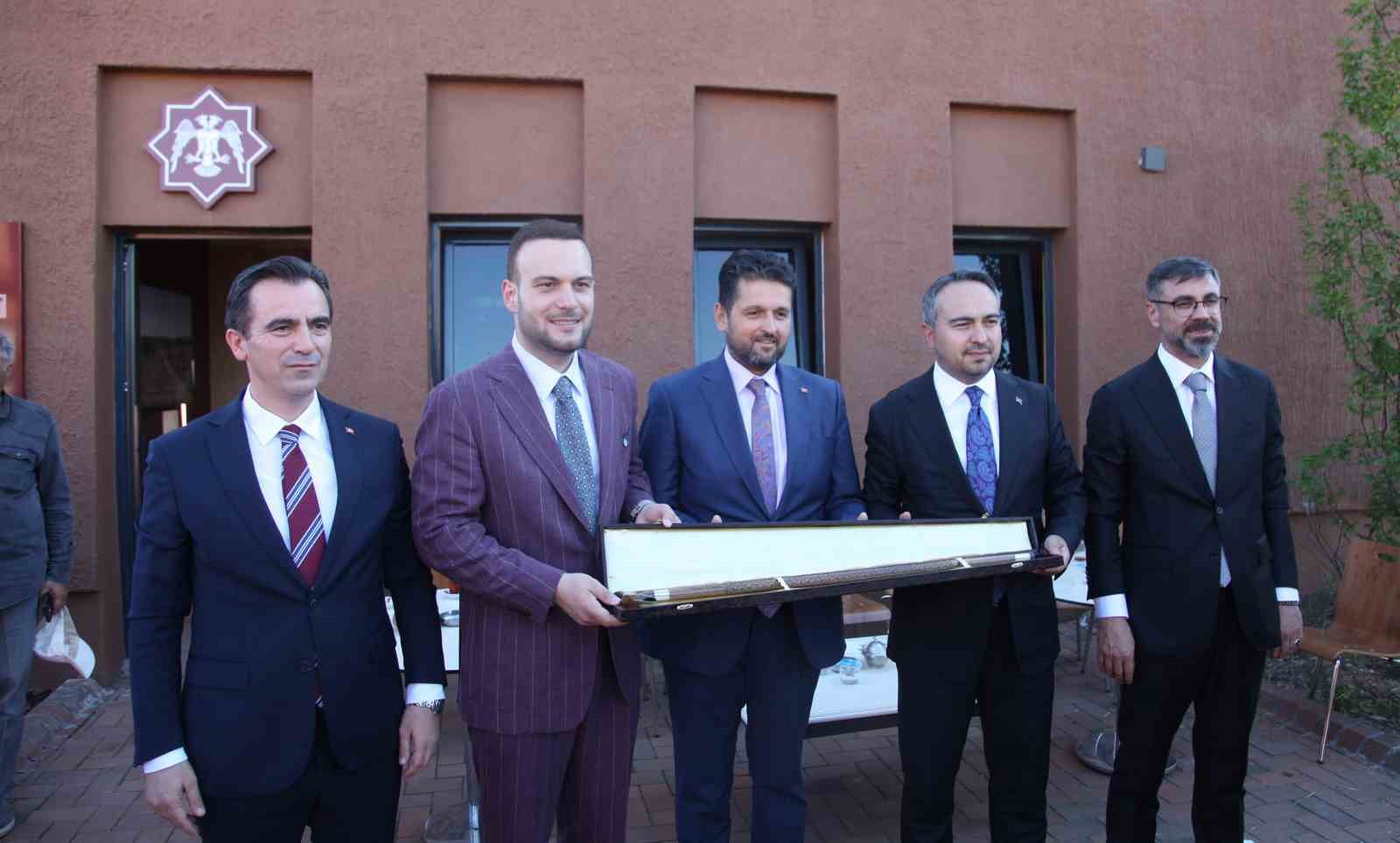 Bakan Yardımcısı Demiralp, Ahlat’ta Selçuklu Mezarlığı’nı ziyaret etti