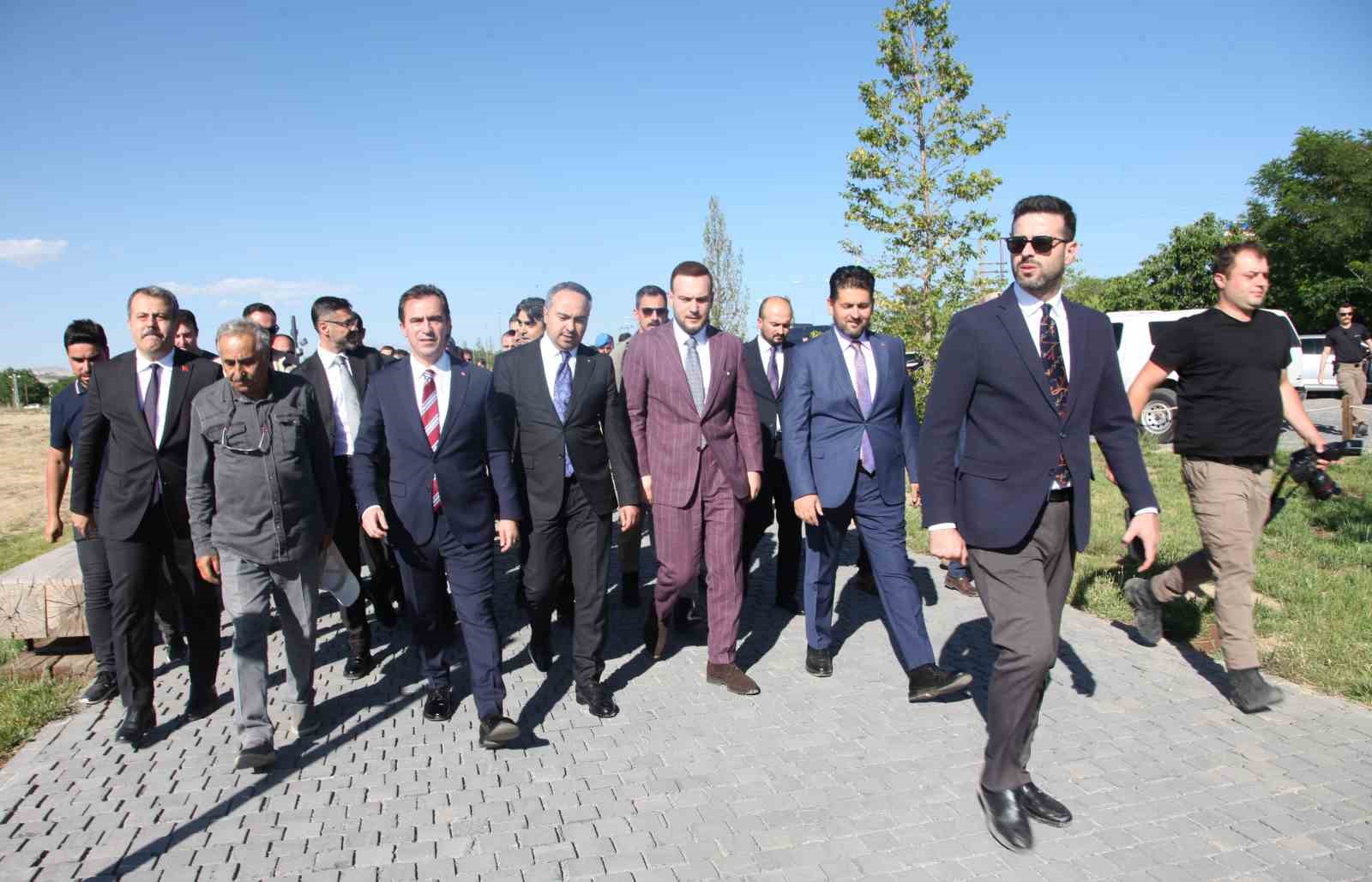 Bakan Yardımcısı Demiralp, Ahlat’ta Selçuklu Mezarlığı’nı ziyaret etti