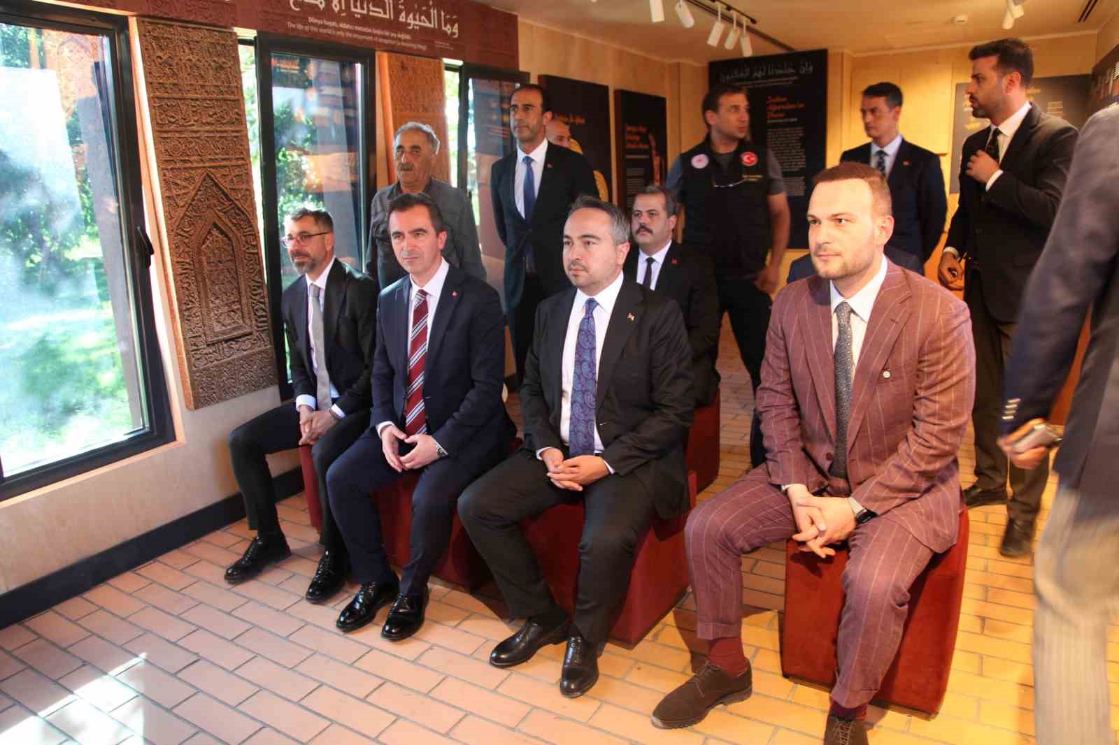 Bakan Yardımcısı Demiralp, Ahlat’ta Selçuklu Mezarlığı’nı ziyaret etti