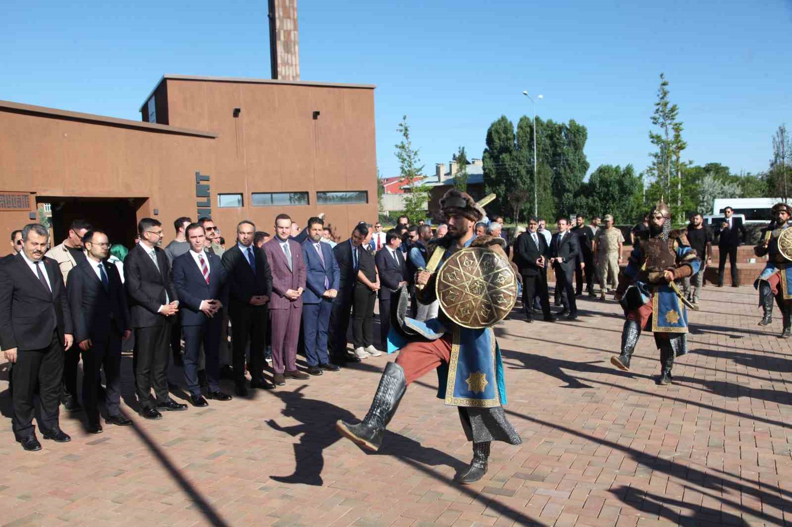 Bakan Yardımcısı Demiralp, Ahlat’ta Selçuklu Mezarlığı’nı ziyaret etti