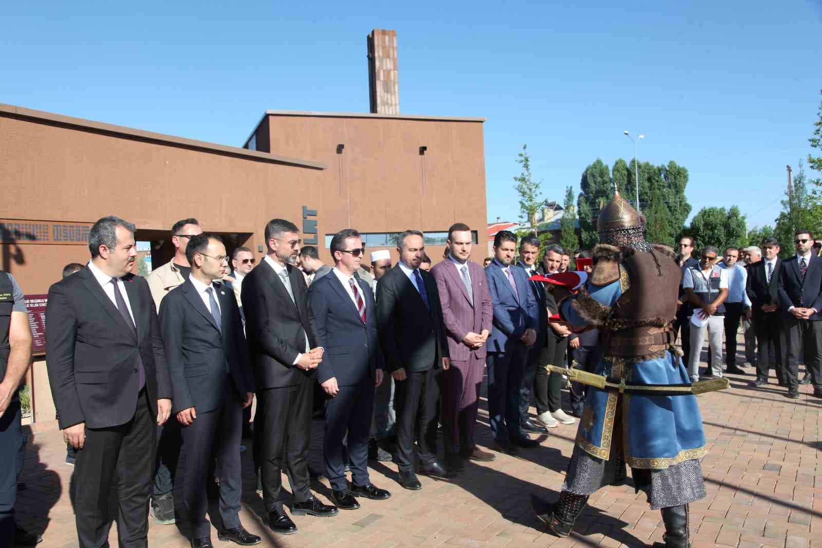 Bakan Yardımcısı Demiralp, Ahlat’ta Selçuklu Mezarlığı’nı ziyaret etti