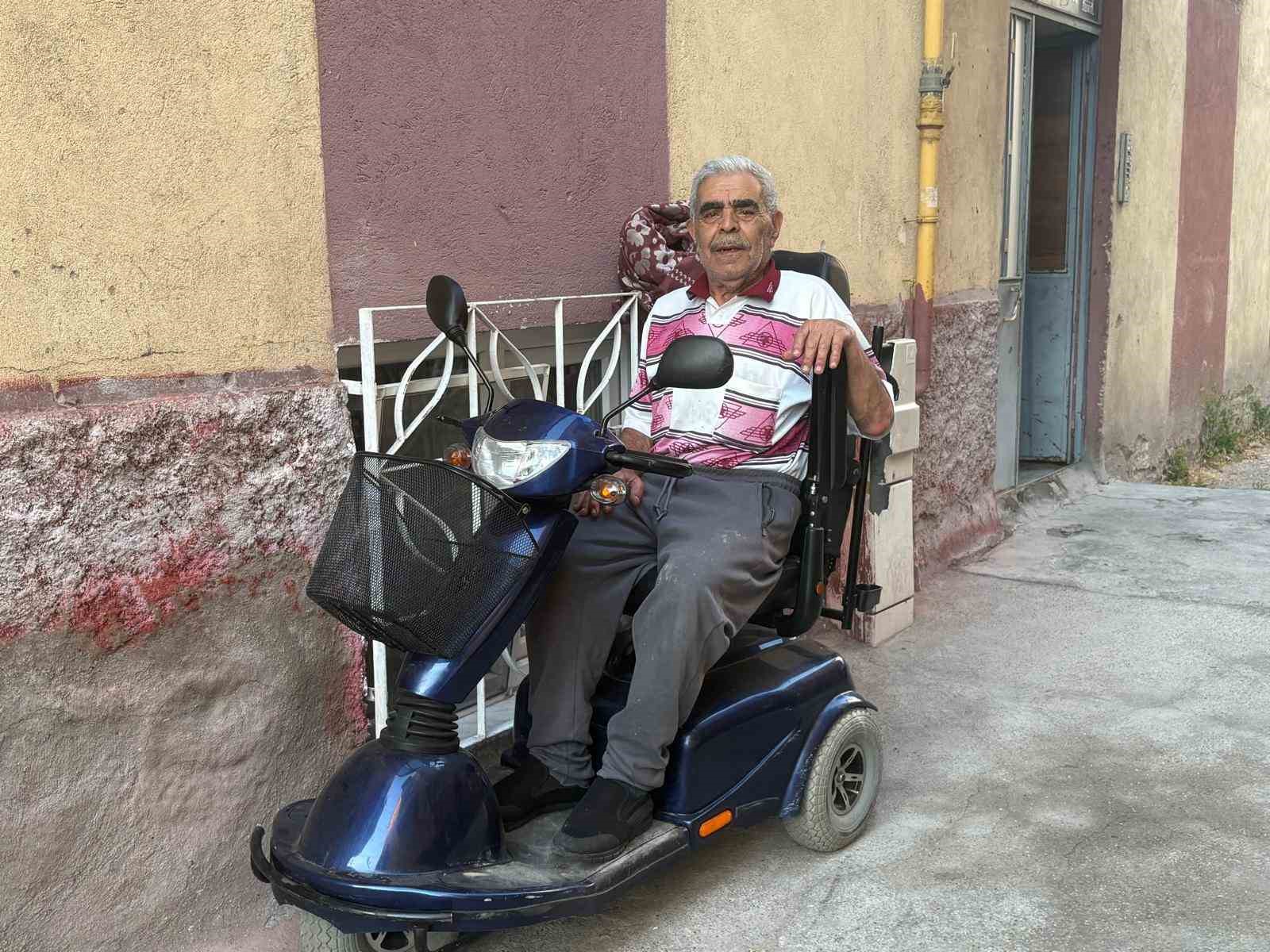 Oğlunun akülü tekerlekli sandalyesini yaktığı babaya akülü araç hediye edildi