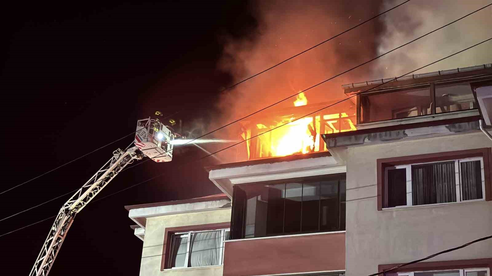 Bolu’da apartmanda çıkan yangında alevler geceyi aydınlattı: Patlama sesleri paniğe neden oldu