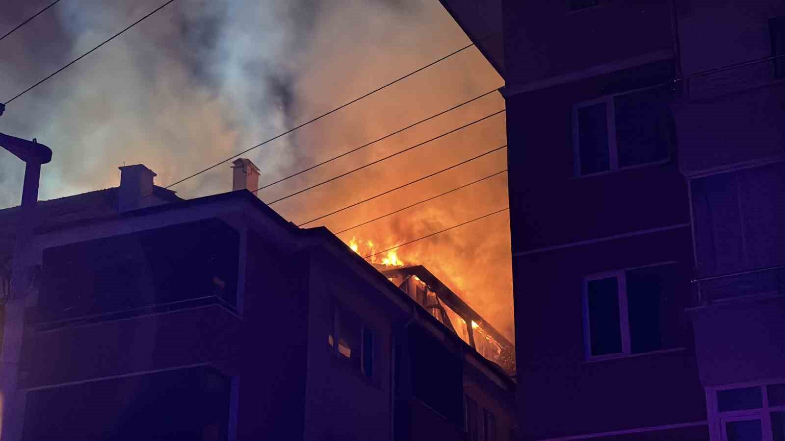Bolu’da apartmanda çıkan yangında alevler geceyi aydınlattı: Patlama sesleri paniğe neden oldu