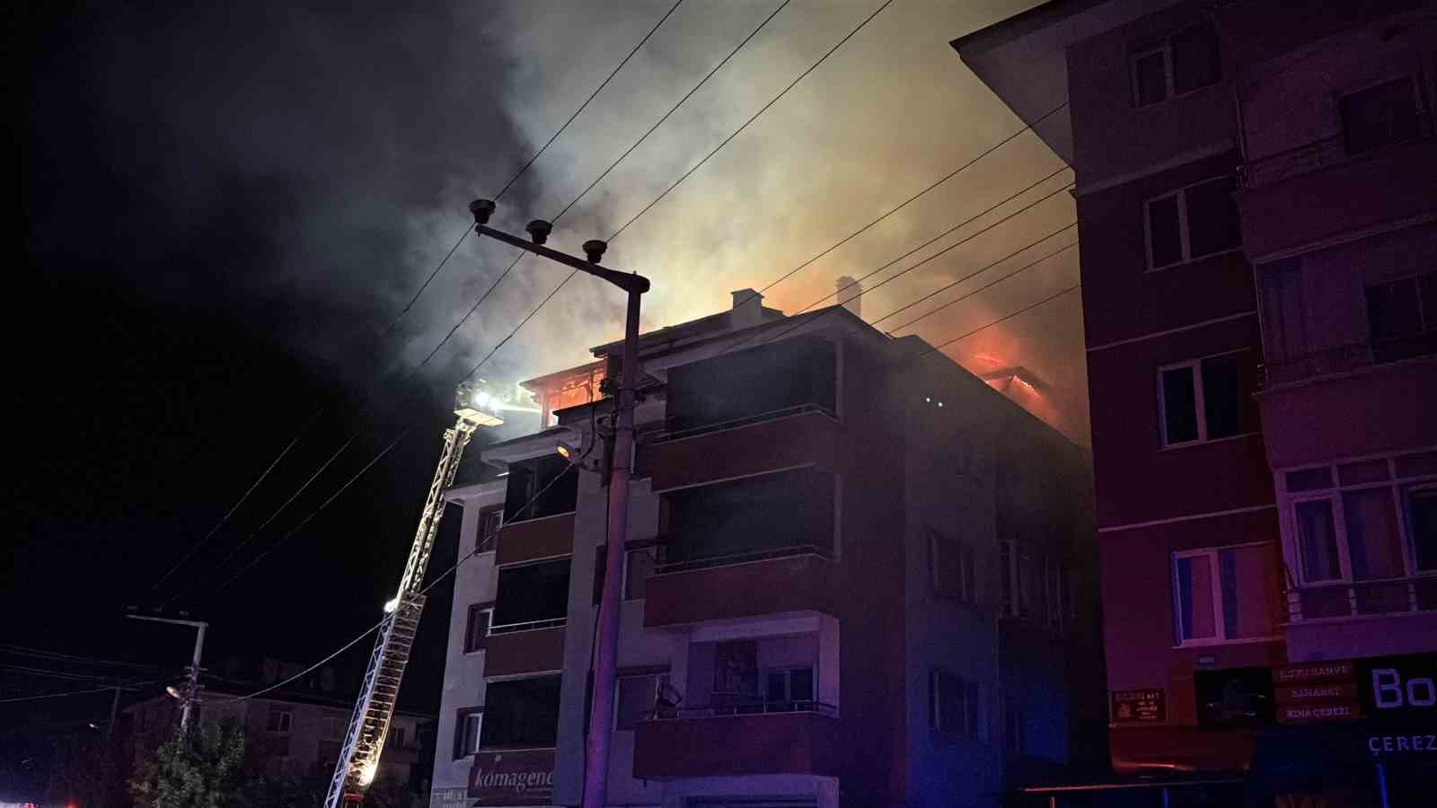 Bolu’da apartmanda çıkan yangında alevler geceyi aydınlattı: Patlama sesleri paniğe neden oldu