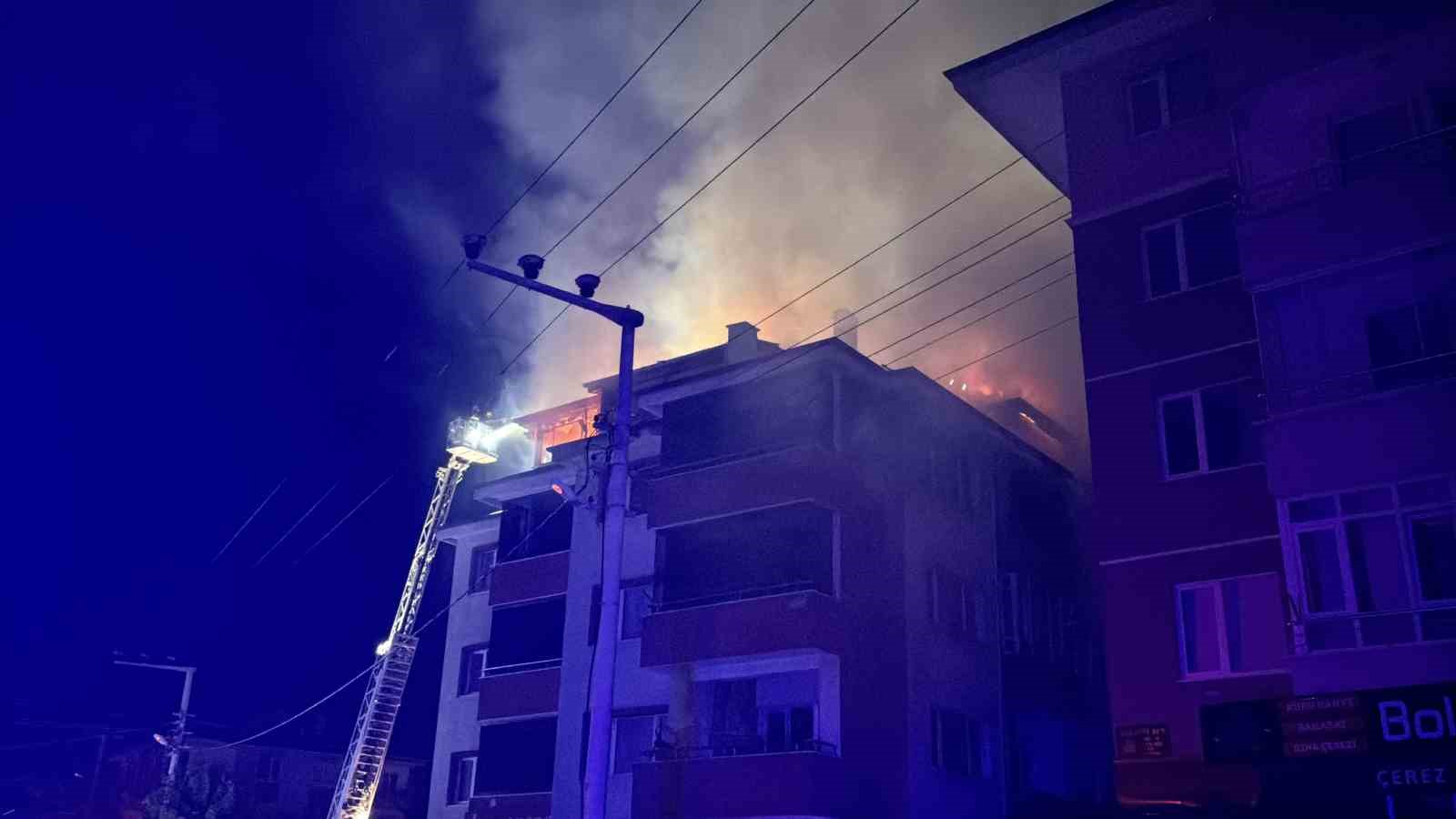 Bolu’da apartmanda çıkan yangında alevler geceyi aydınlattı: Patlama sesleri paniğe neden oldu
