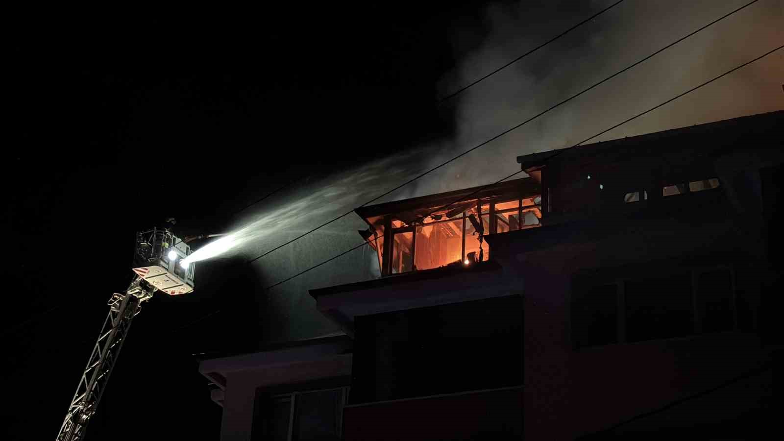 Bolu’da apartmanda çıkan yangında alevler geceyi aydınlattı: Patlama sesleri paniğe neden oldu