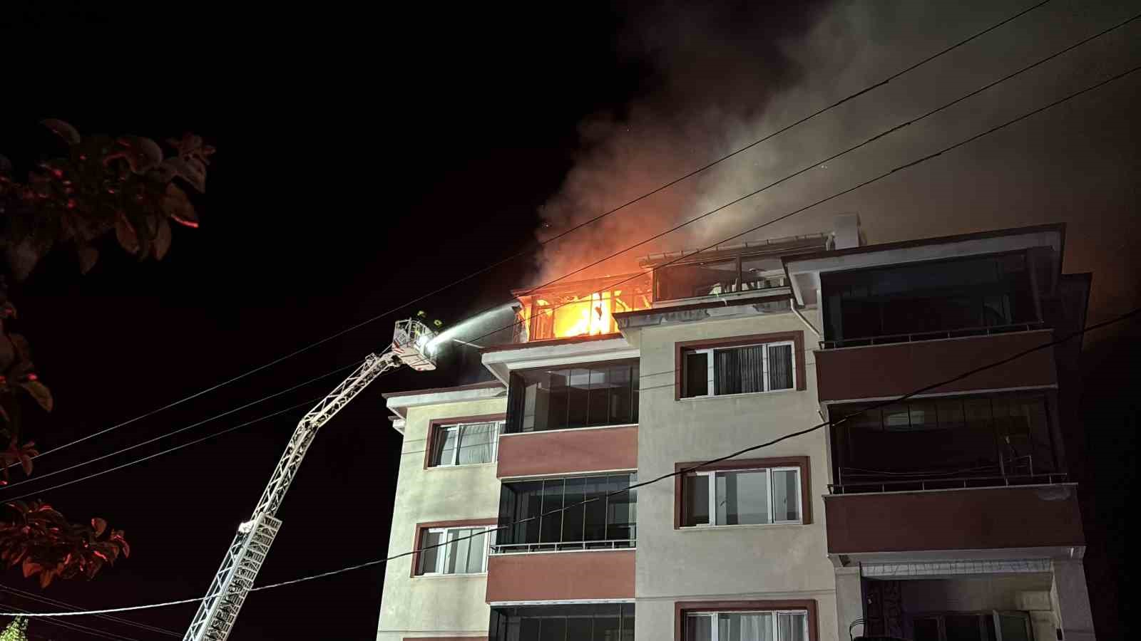Bolu’da apartmanda çıkan yangında alevler geceyi aydınlattı: Patlama sesleri paniğe neden oldu