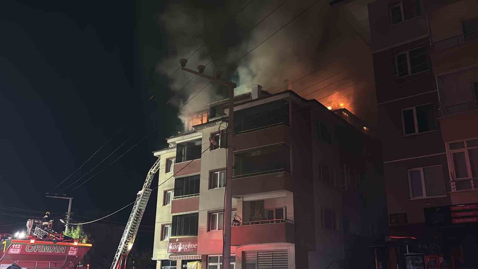 Bolu’da apartmanda çıkan yangında alevler geceyi aydınlattı: Patlama sesleri paniğe neden oldu
