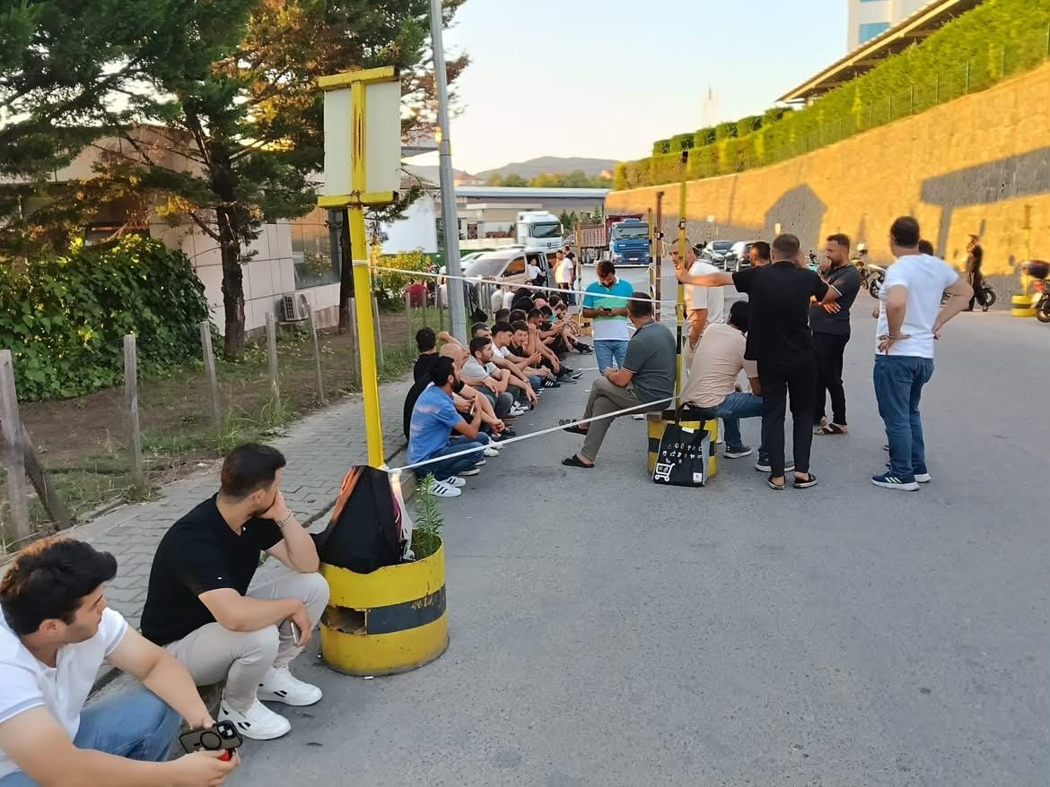 Çınar Çelik işçilerinden oturma eylemi