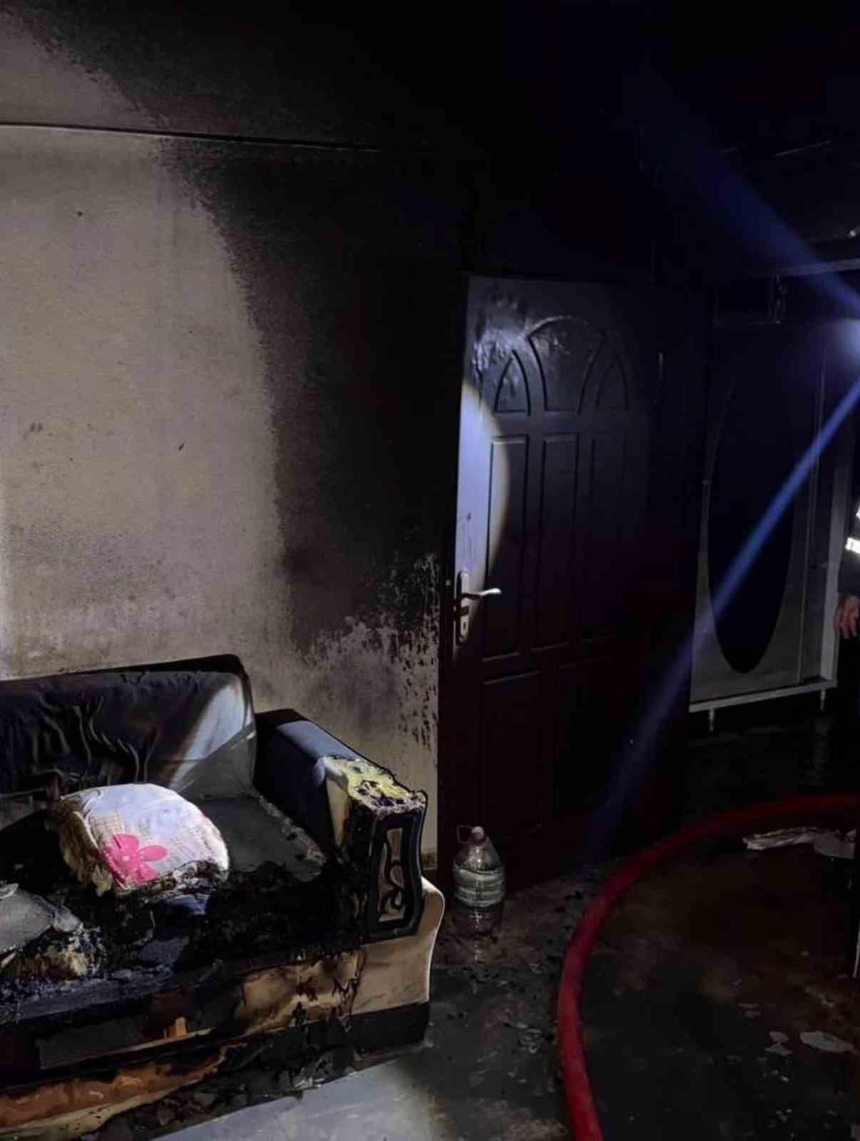 Antakya’da çıkan yangında ev kullanılmaz hale geldi