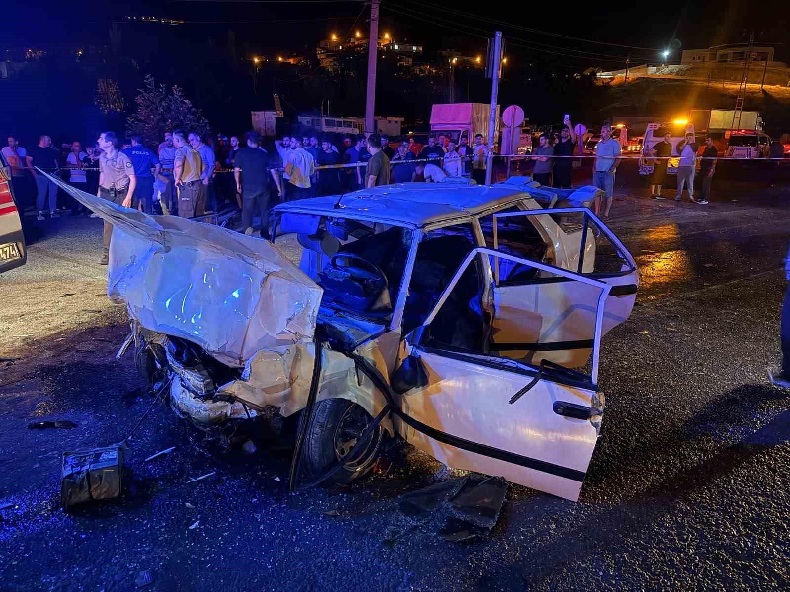 Tofaş, kağıt gibi ezildi: 1 ölü, 3 yaralı