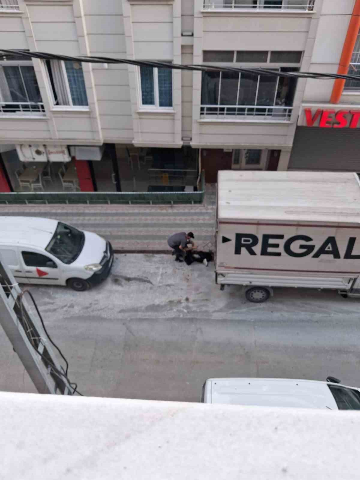 Arnavutköy’de akıl almaz anlar: Kafasını defalarca kamyonet kasasına vurup kendisini bayılttı