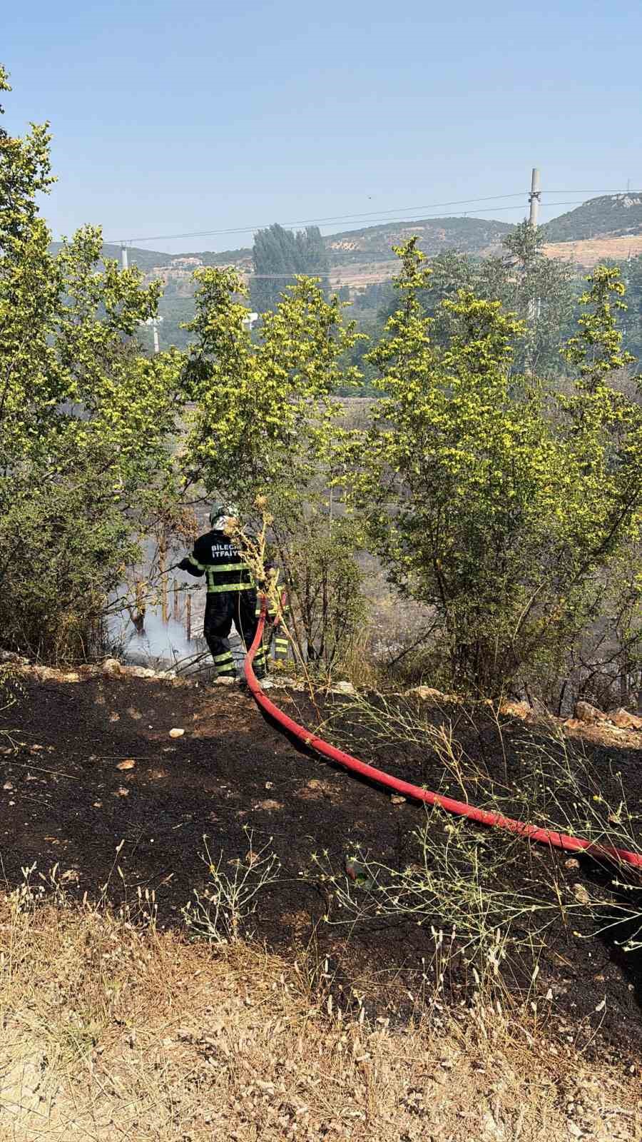 Bilecik’te YHT hattı yakınında çıkan otluk yangını anında söndürüldü