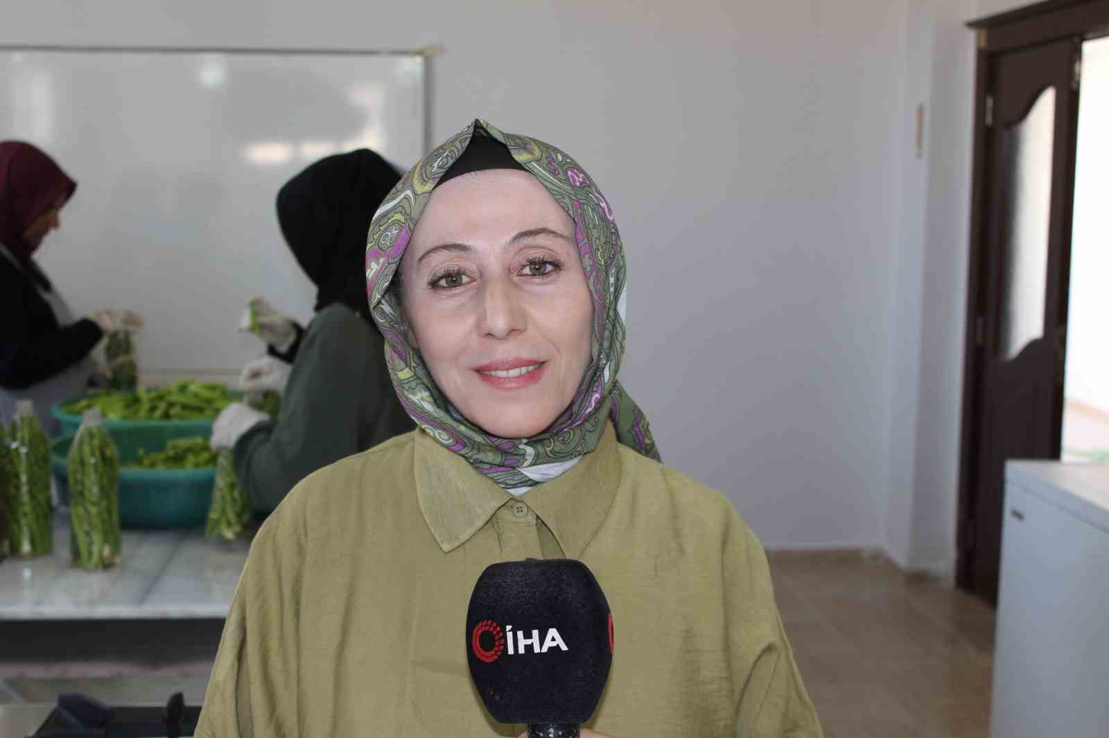 Midyat’ın coğrafi işaretli lezzeti acur turşusu, kadın emeğiyle üretiliyor