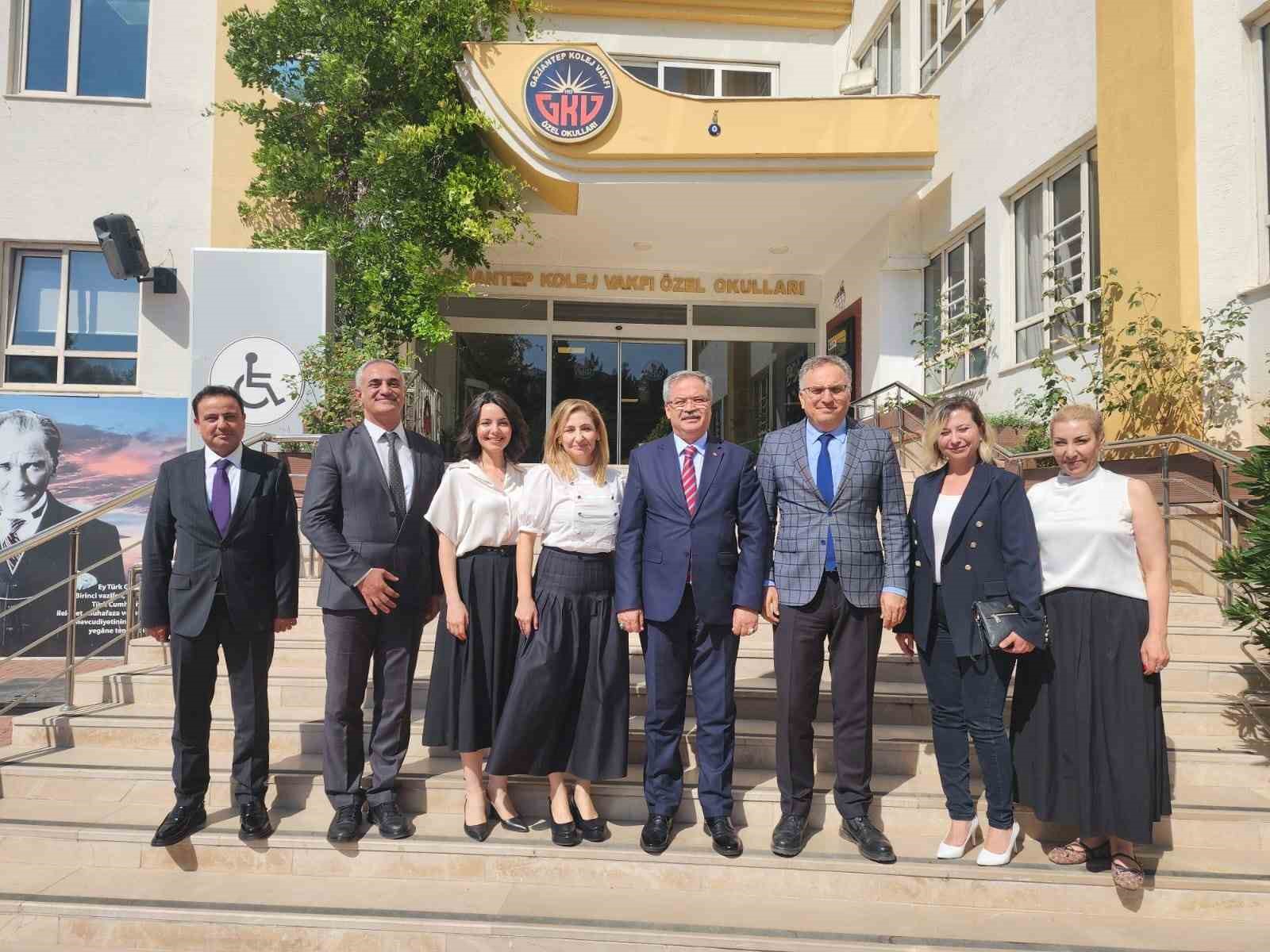 İl Milli Eğitim Müdürü Dr. Arpacı’dan LGS başarısıyla öne çıkan Gaziantep Kolej Vakfı Özel Okullarına anlamlı ziyaret